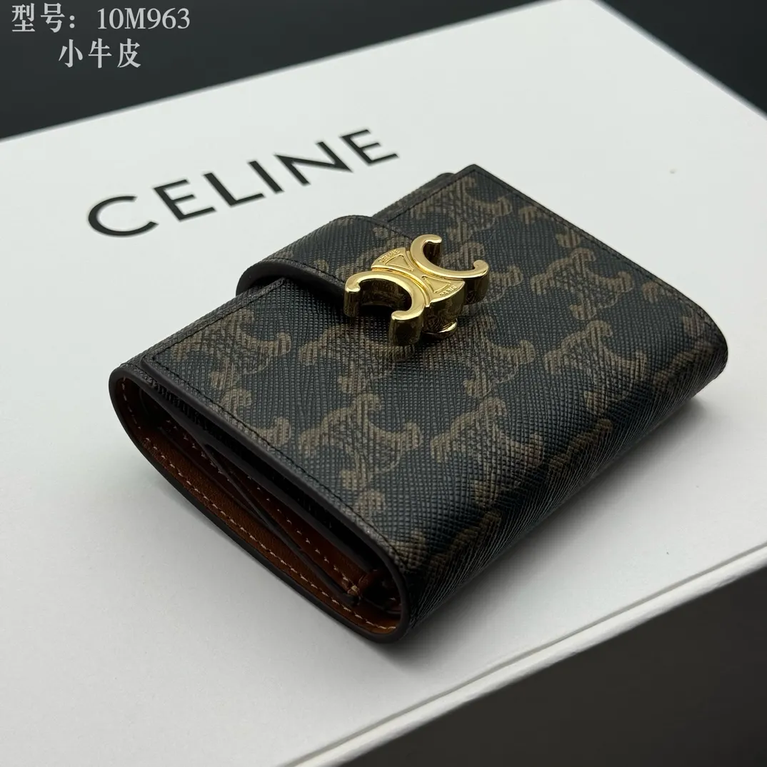 💰160 💎Top quality, full leather inside and outside 𝗖𝗘𝗟𝗜𝗡𝗘 Arc de Triomphe 3-fold hardware wallet # 2-layer cowhide, non-transfer‼ ️ Exclusive real shot of CELINE. There is no color difference in the picture. The details are exactly the same. Small items that enhance taste, classic and popular style. CELINE VICTOIRE soft cow leather exquisite wallet. Cow leather lining. Gold finish. TRIOMPHE metal stud switch. One zipper coin pocket. Four credit card slots. Three flat pockets. One banknote pocket. No.: 10M963 Size: 10.5x8x2