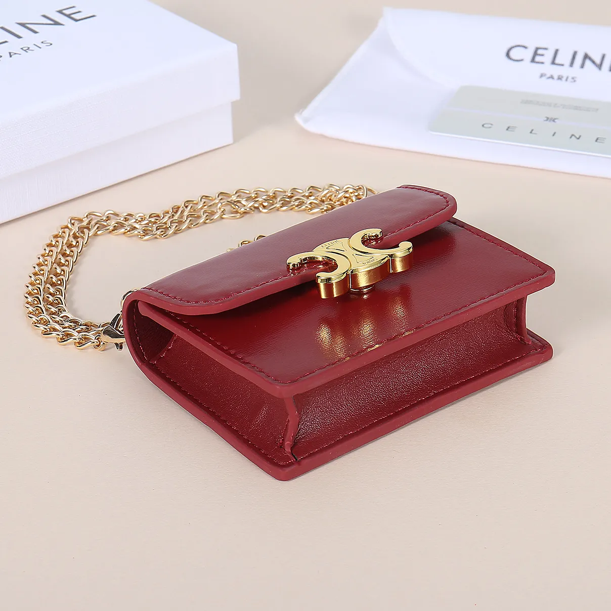 💰170, Celine's new chain TRIOMPHE business card bag, which can be worn cross-body, has a large cowhide surface with plain microfiber, gold-finished TRIOMPHE metal snap closure, 1 thickened main compartment, and 3 inner card slots. No.: 10N062 Size: 10.5x8.5x3 cm