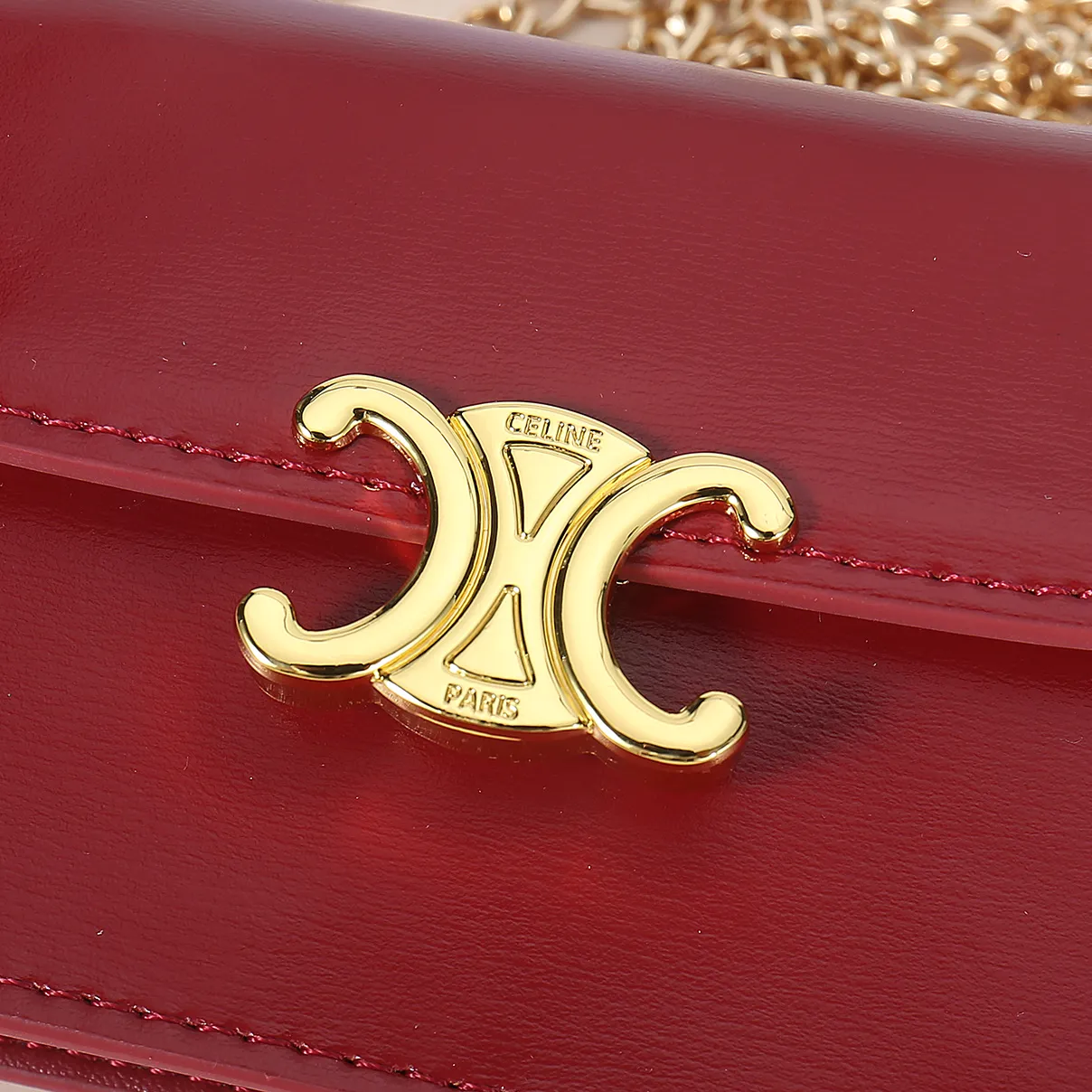 💰170, Celine's new chain TRIOMPHE business card bag, which can be worn cross-body, has a large cowhide surface with plain microfiber, gold-finished TRIOMPHE metal snap closure, 1 thickened main compartment, and 3 inner card slots. No.: 10N062 Size: 10.5x8.5x3 cm
