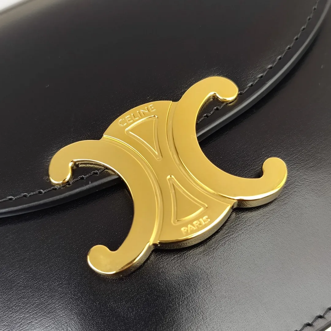 LISA's same style, new product for early spring, Mini Besace Arc de Triomphe bag, mini saddle bag, classic black and gold combination yyds, retro and exquisite, fashionable and versatile, breaking the square design, the arc bottom and flip cover are more youthful, playful and cute, a style that you will fall in love with at first sight ~ Multiple carrying methods ~ shoulder crossbody hand ~ can be folded 📱 Calfskin + sheepskin lining + all-steel Arc de Triomphe metal buckle Model: 110412 Size: 15.5*11.5*5CM🌺🌺🌺