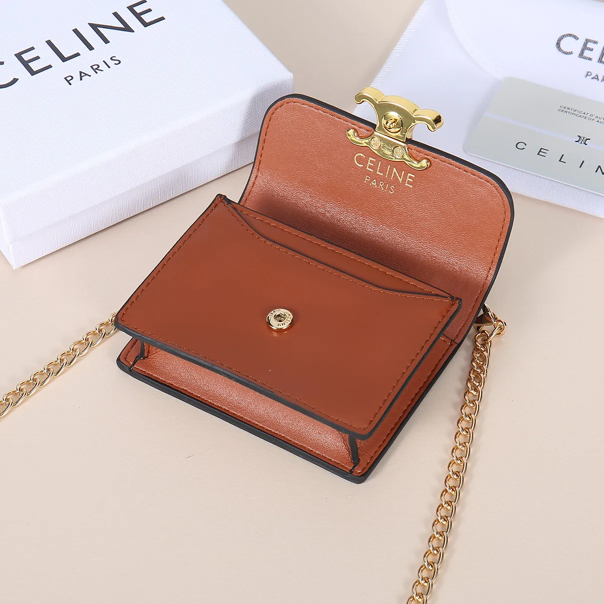 💰140, Celine's new chain TRIOMPHE business card bag, which can be worn cross-body, has a large cowhide surface with plain microfiber, gold-finished TRIOMPHE metal snap closure, 1 thickened main compartment, and 3 inner card slots. No.: 10N062 Size: 10.5x8.5x3 cm