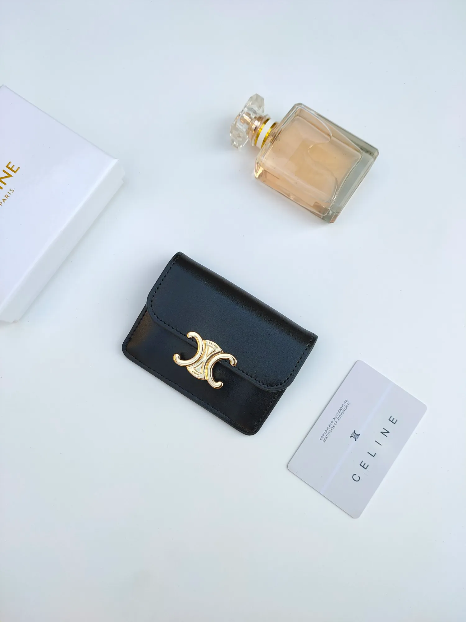 ￥110 CELINE’s latest TRIOMPHE leather flip card holder, gold finish, snap button closure, model number: 101583, size: 10.5*7cm