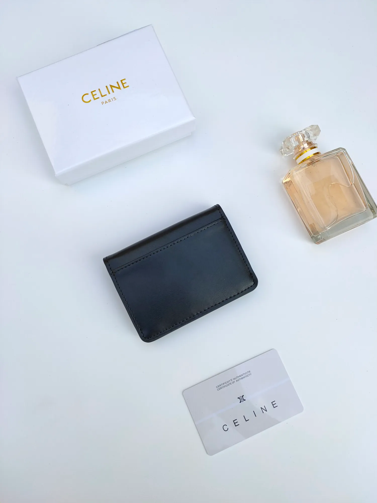 ￥110 CELINE’s latest TRIOMPHE leather flip card holder, gold finish, snap button closure, model number: 101583, size: 10.5*7cm