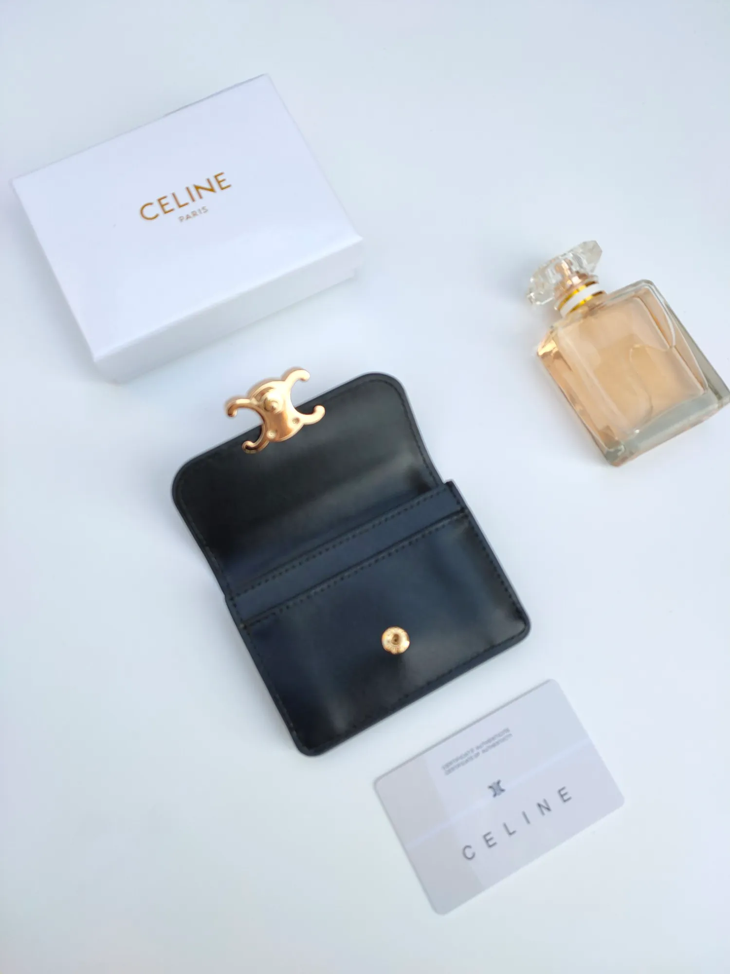 ￥110 CELINE’s latest TRIOMPHE leather flip card holder, gold finish, snap button closure, model number: 101583, size: 10.5*7cm