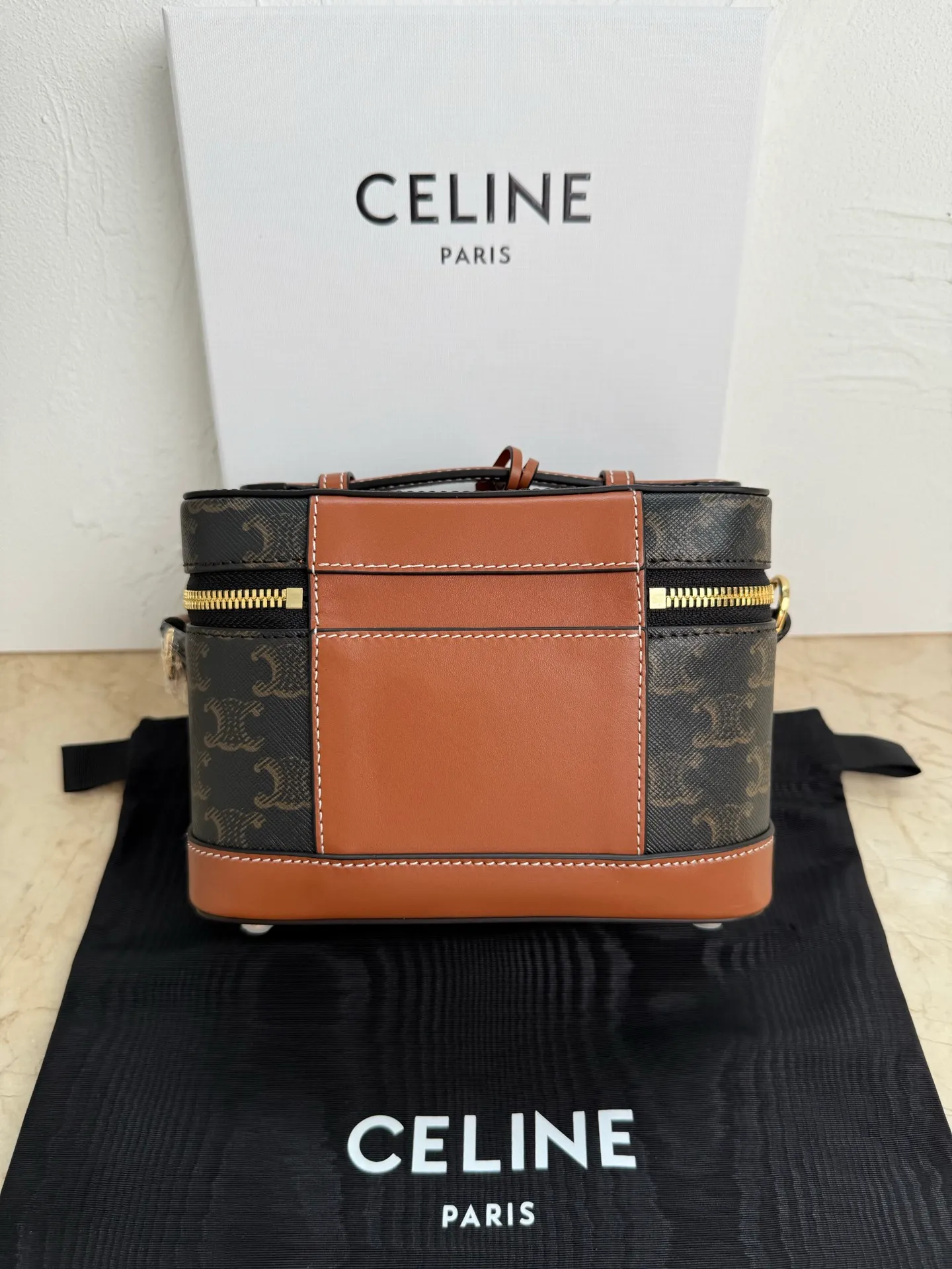 p1400 now ✔️ New product launched CE VANITY cosmetic bag 👛 This classic cosmetic bag is based on MAISON CE cosmetic bag. It is new in the handbag series this season, and the size is very good. The cosmetic bag is practical, versatile and exquisite, and the name comes from its CE shape. CE VANITY launches natural calfskin for the first season, CE’s most noble original leather, with a strong texture and the ability to create a delicate and distinct structure! The chains of the Arc de Triomphe were inspired. Tan leather trim is a feature of CE TRIOMPHE CANVAS! 🔍Model: 119463 Size: 18x10x13cm