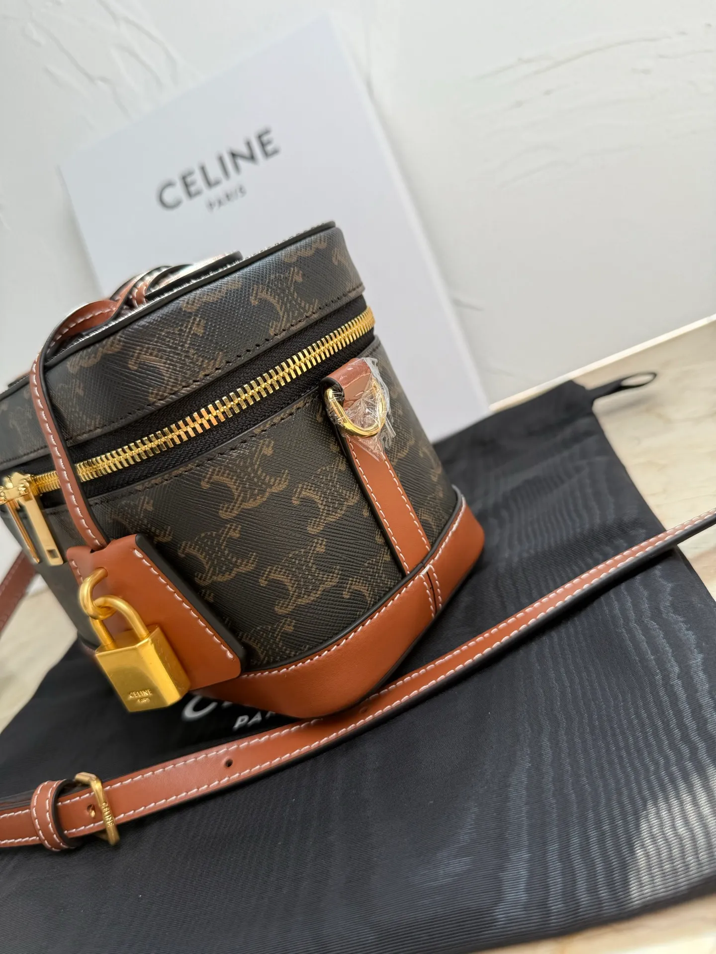 p1400 now ✔️ New product launched CE VANITY cosmetic bag 👛 This classic cosmetic bag is based on MAISON CE cosmetic bag. It is new in the handbag series this season, and the size is very good. The cosmetic bag is practical, versatile and exquisite, and the name comes from its CE shape. CE VANITY launches natural calfskin for the first season, CE’s most noble original leather, with a strong texture and the ability to create a delicate and distinct structure! The chains of the Arc de Triomphe were inspired. Tan leather trim is a feature of CE TRIOMPHE CANVAS! 🔍Model: 119463 Size: 18x10x13cm
