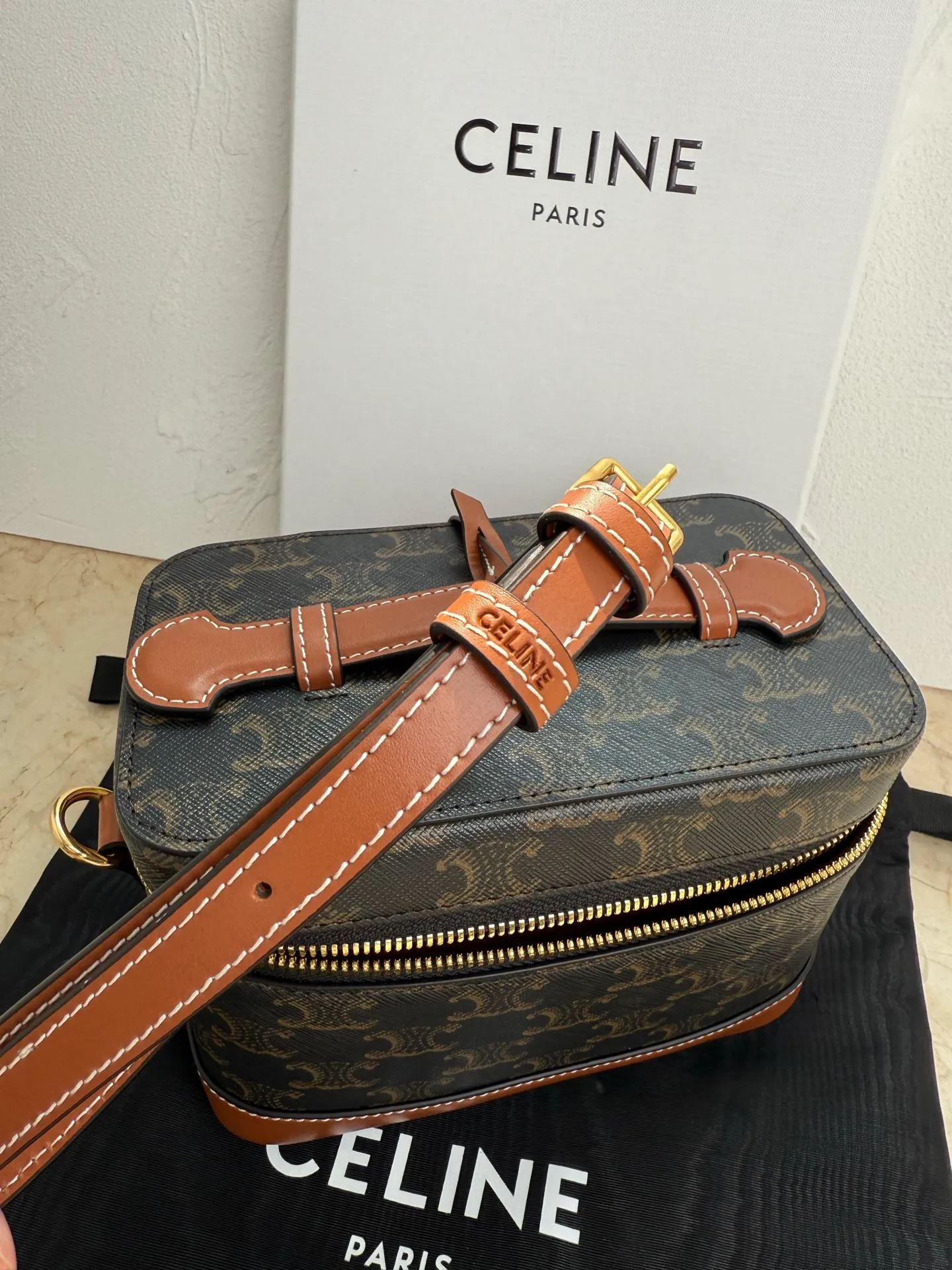 p1400 now ✔️ New product launched CE VANITY cosmetic bag 👛 This classic cosmetic bag is based on MAISON CE cosmetic bag. It is new in the handbag series this season, and the size is very good. The cosmetic bag is practical, versatile and exquisite, and the name comes from its CE shape. CE VANITY launches natural calfskin for the first season, CE’s most noble original leather, with a strong texture and the ability to create a delicate and distinct structure! The chains of the Arc de Triomphe were inspired. Tan leather trim is a feature of CE TRIOMPHE CANVAS! 🔍Model: 119463 Size: 18x10x13cm