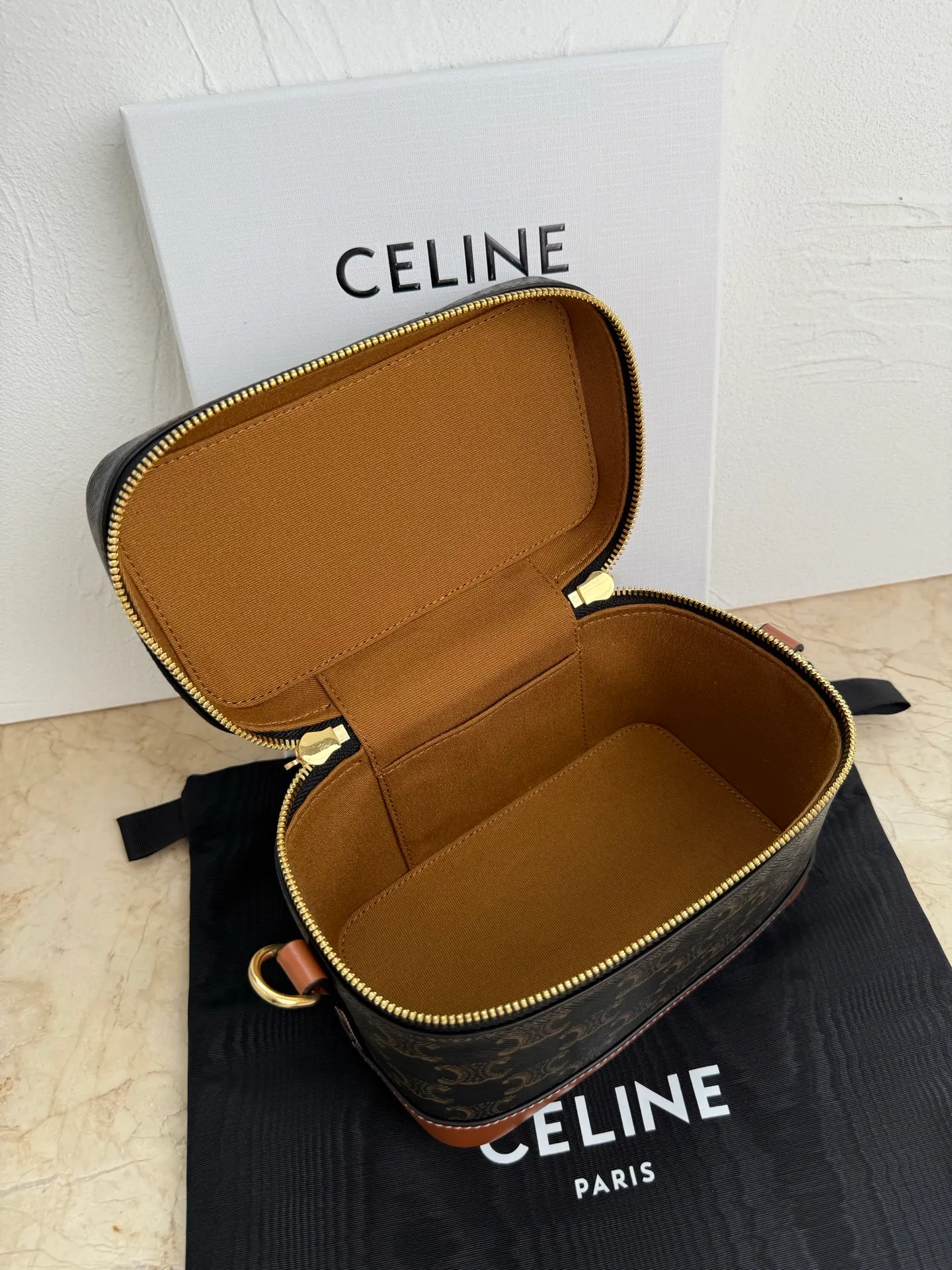 p1400 now ✔️ New product launched CE VANITY cosmetic bag 👛 This classic cosmetic bag is based on MAISON CE cosmetic bag. It is new in the handbag series this season, and the size is very good. The cosmetic bag is practical, versatile and exquisite, and the name comes from its CE shape. CE VANITY launches natural calfskin for the first season, CE’s most noble original leather, with a strong texture and the ability to create a delicate and distinct structure! The chains of the Arc de Triomphe were inspired. Tan leather trim is a feature of CE TRIOMPHE CANVAS! 🔍Model: 119463 Size: 18x10x13cm