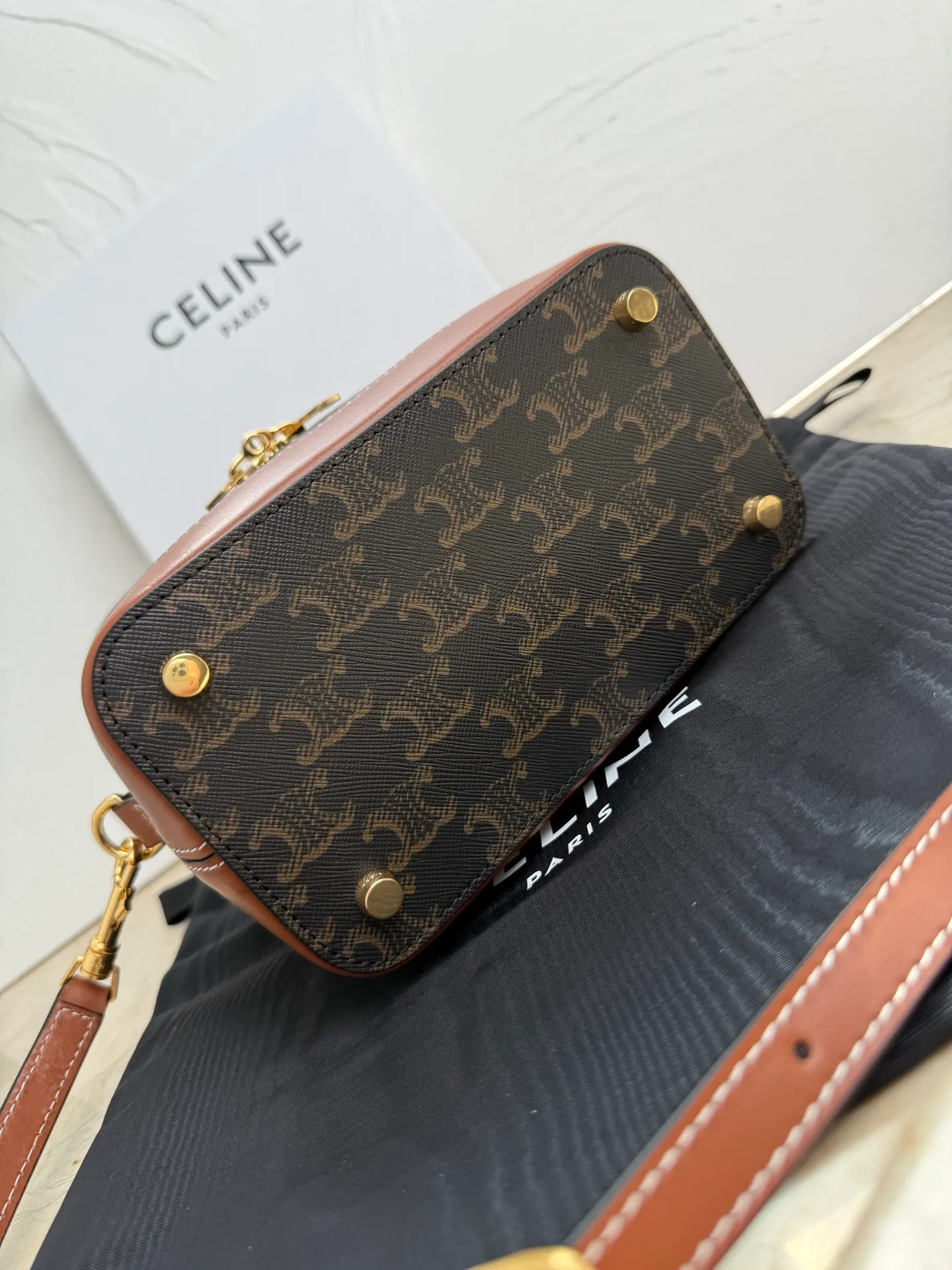 p1400 now ✔️ New product launched CE VANITY cosmetic bag 👛 This classic cosmetic bag is based on MAISON CE cosmetic bag. It is new in the handbag series this season, and the size is very good. The cosmetic bag is practical, versatile and exquisite, and the name comes from its CE shape. CE VANITY launches natural calfskin for the first season, CE’s most noble original leather, with a strong texture and the ability to create a delicate and distinct structure! The chains of the Arc de Triomphe were inspired. Tan leather trim is a feature of CE TRIOMPHE CANVAS! 🔍Model: 119463 Size: 18x10x13cm