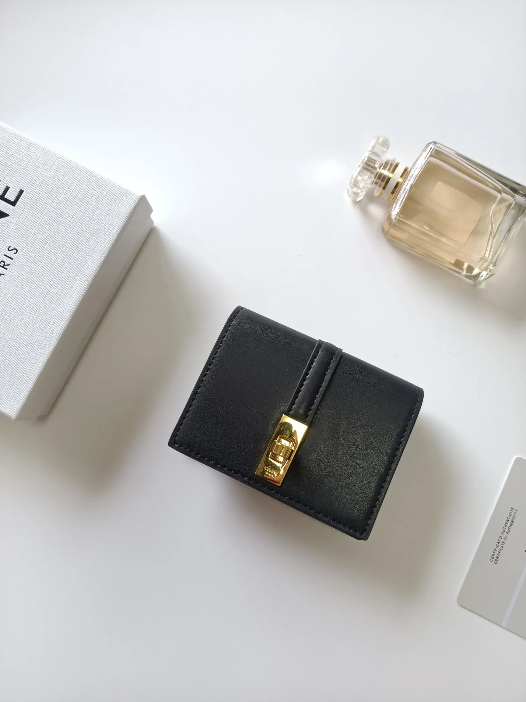 💰150, Celine's new card holder, TRIOMPHE flip card holder, classic pattern with plain microfiber inside, rotating lock closure, 1 thickened main compartment, 2 inner card slots. No.: 10M473 Size: 10.5x8.5x3 cm
