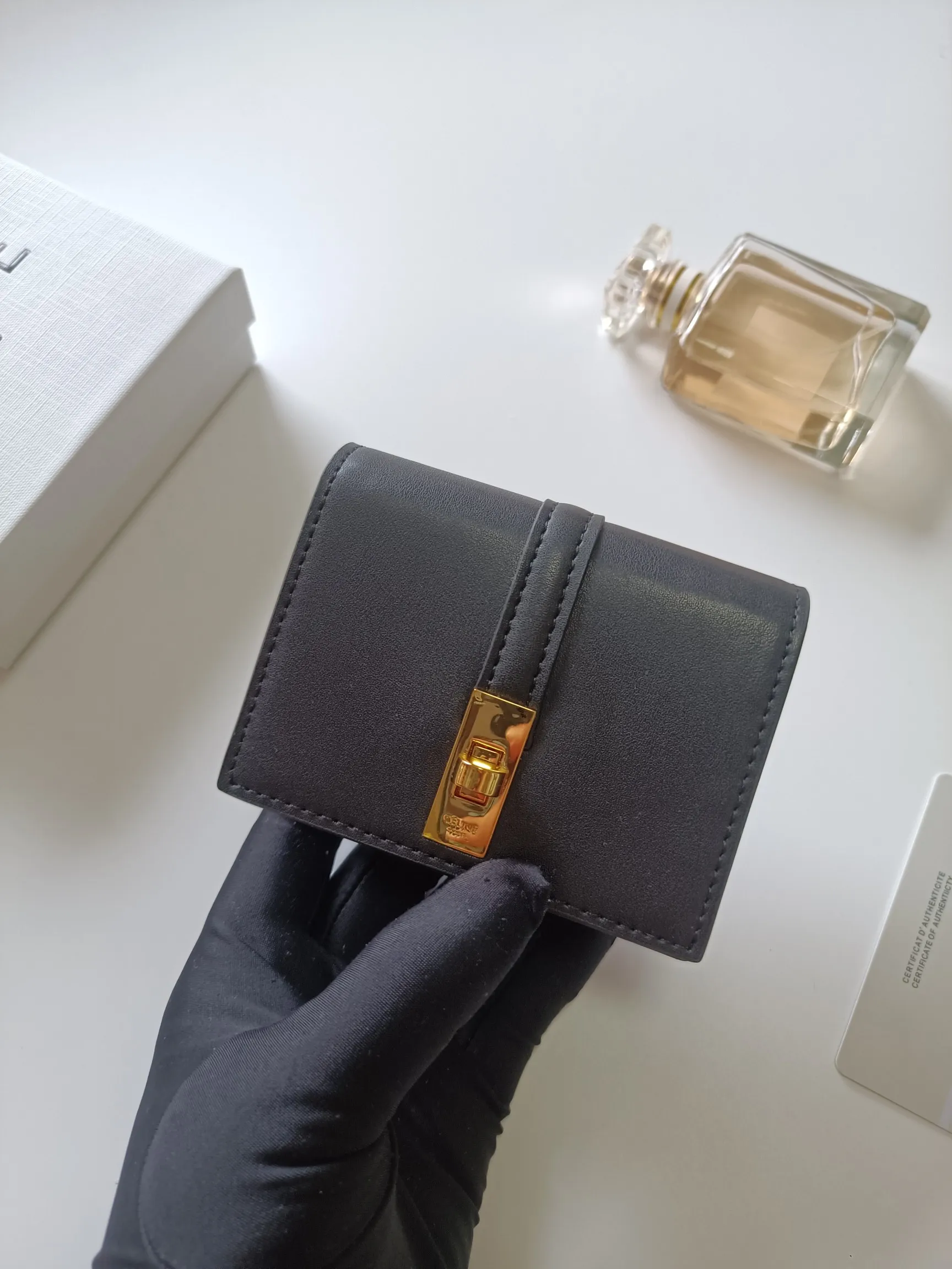 💰150, Celine's new card holder, TRIOMPHE flip card holder, classic pattern with plain microfiber inside, rotating lock closure, 1 thickened main compartment, 2 inner card slots. No.: 10M473 Size: 10.5x8.5x3 cm