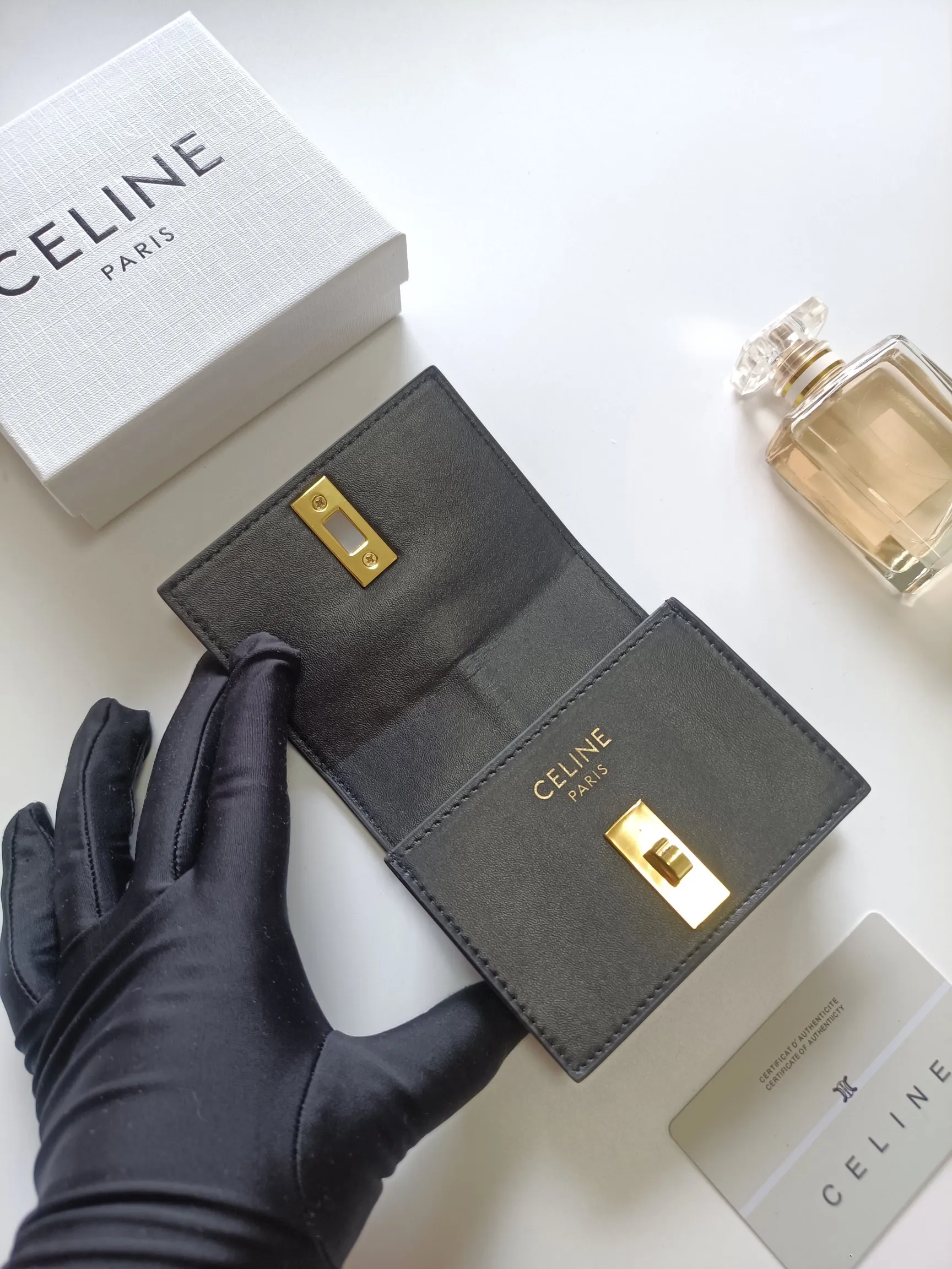 💰150, Celine's new card holder, TRIOMPHE flip card holder, classic pattern with plain microfiber inside, rotating lock closure, 1 thickened main compartment, 2 inner card slots. No.: 10M473 Size: 10.5x8.5x3 cm