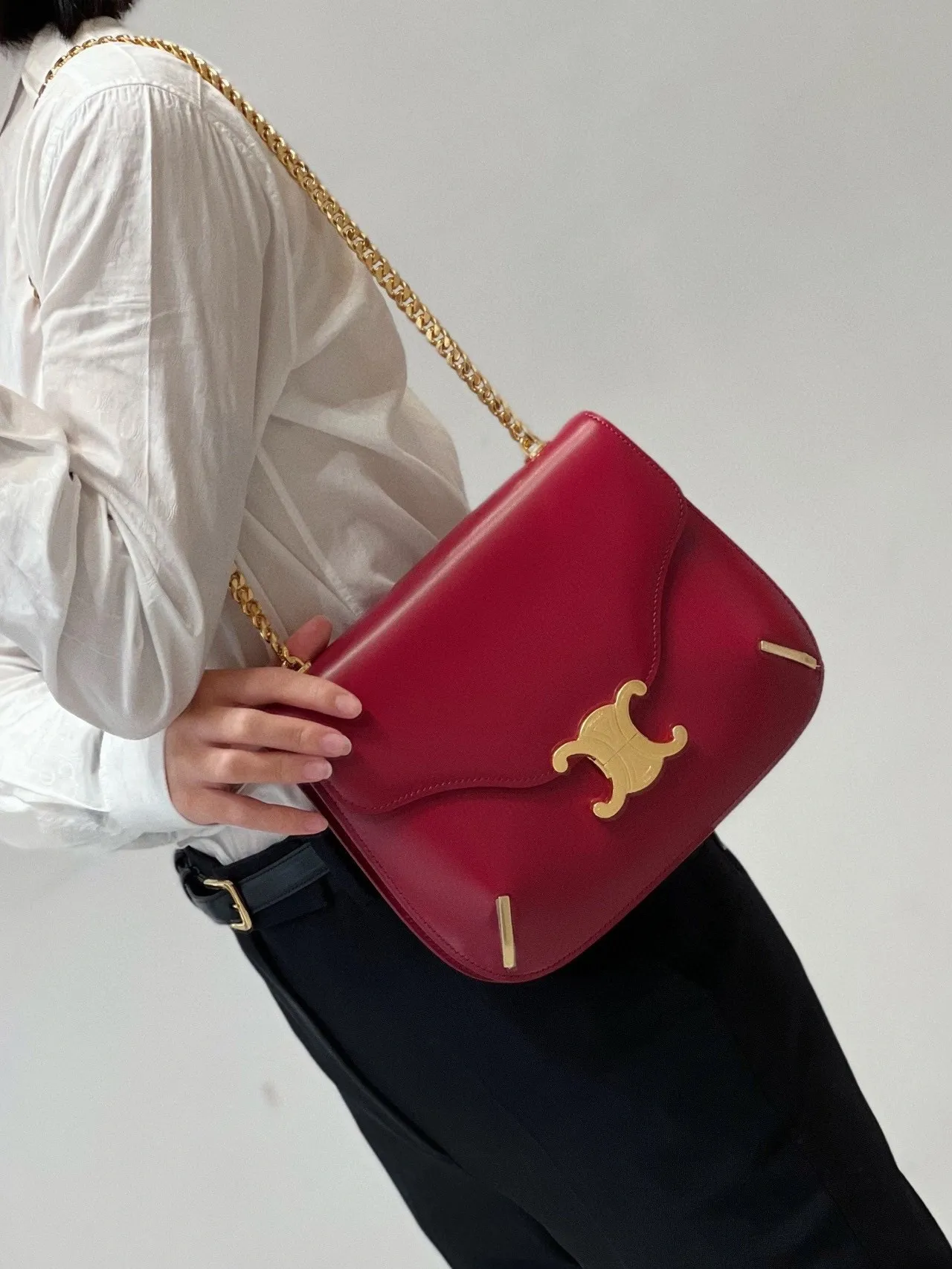 As always, it is made of glossy calfskin, paired with the classic Arc de Triomphe logo, and a super hot metal chain, making it versatile and fashionable! 199273