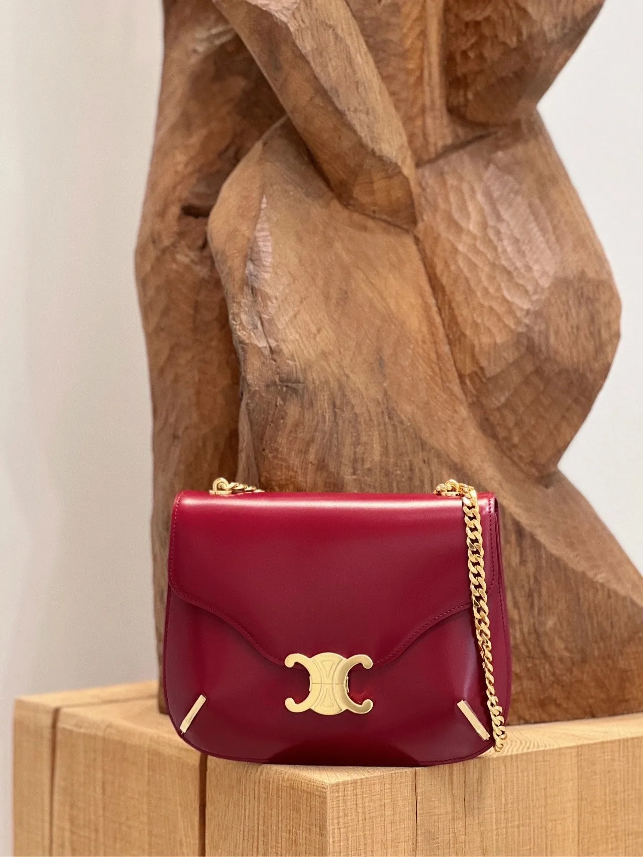 As always, it is made of glossy calfskin, paired with the classic Arc de Triomphe logo, and a super hot metal chain, making it versatile and fashionable! 199273