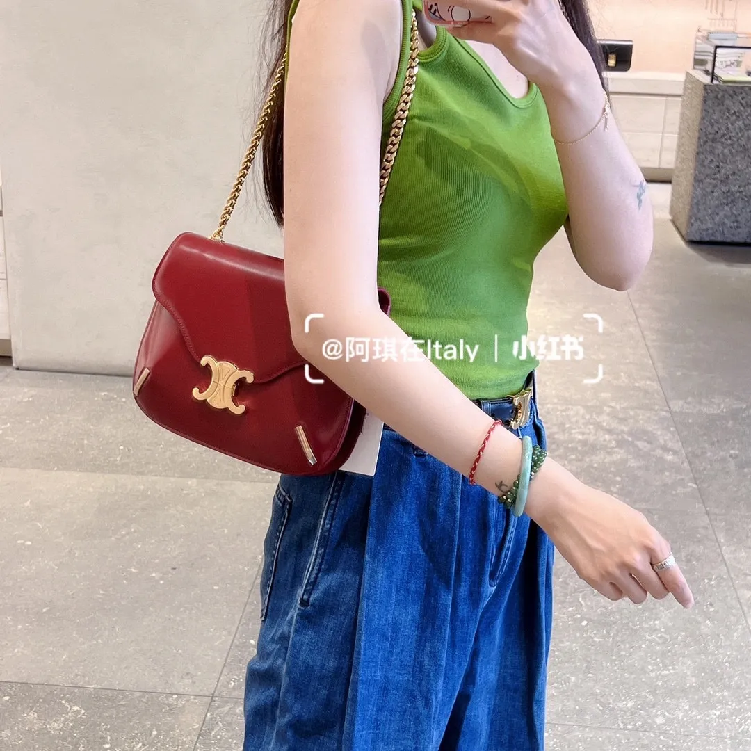As always, it is made of glossy calfskin, paired with the classic Arc de Triomphe logo, and a super hot metal chain, making it versatile and fashionable! 199273