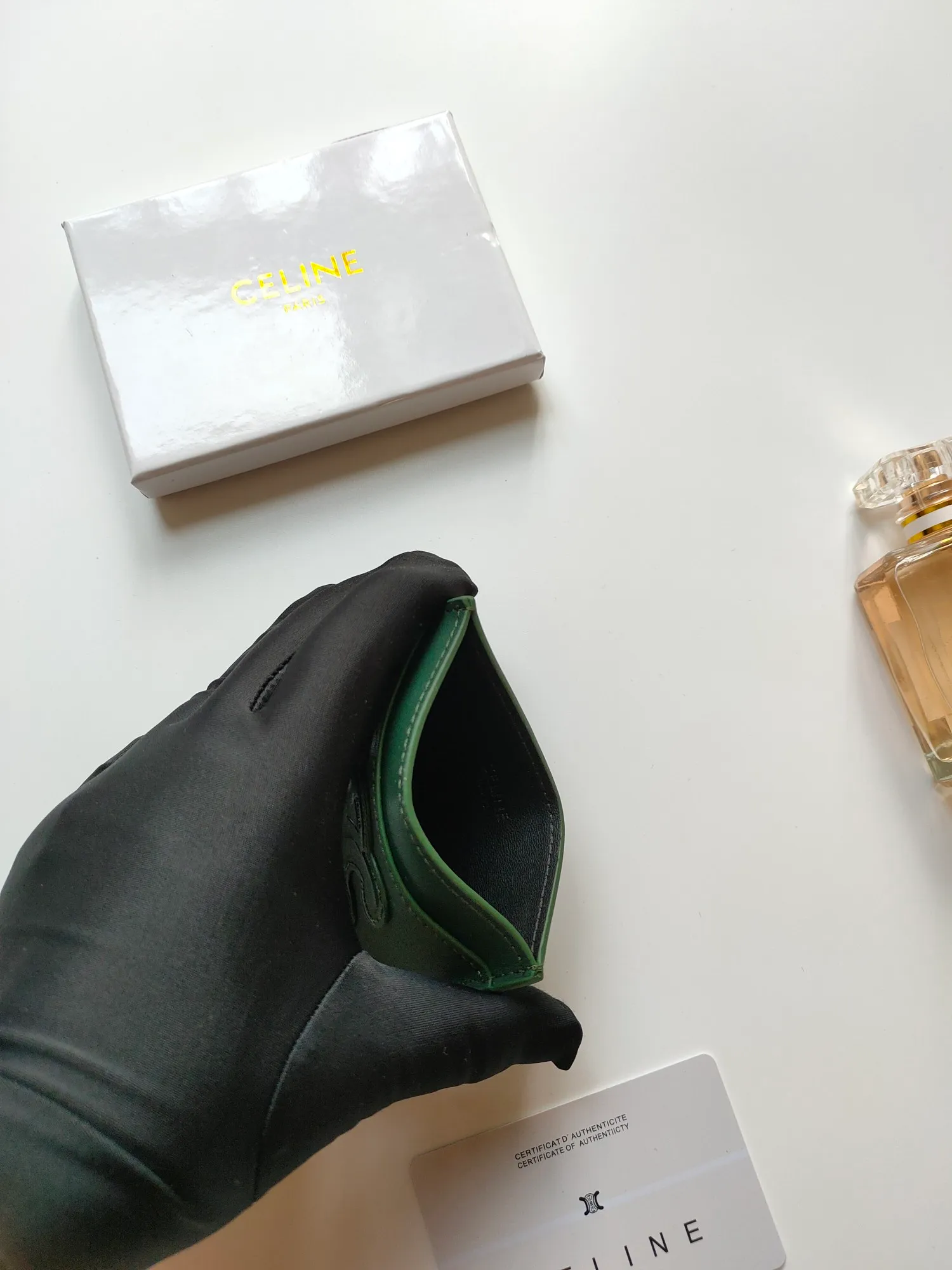 ￥90 CELINE's new embossed logo card holder, made of first-layer cowhide, two card slots + one middle pocket. Style number: 10B703 Size: 10.5 X 7cm