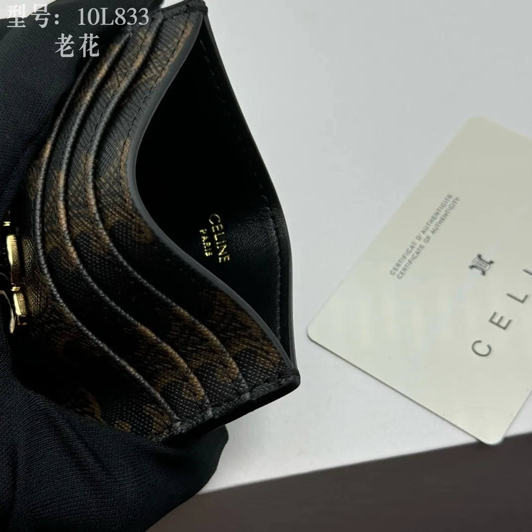 💰90 💎Top quality high version calf leather 💌 𝗖𝗘𝗟𝗜𝗡𝗘 | 𝗧𝗥𝗜𝗢𝗠𝗣𝗛𝗘 Arc de Triomphe small card holder 〰️ Celine's new embossed logo card holder, made of first-layer cowhide, two card slots + one middle pocket. Style number: 10L833 Size: 10.5×7cm