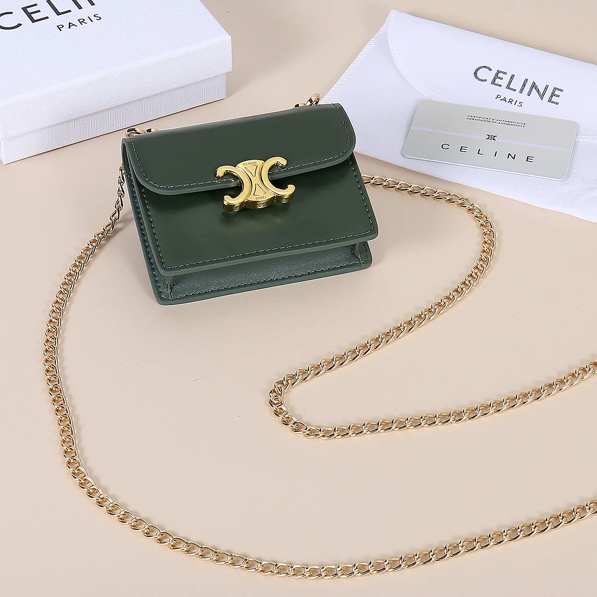 💰140, Celine's new chain TRIOMPHE business card bag, which can be worn cross-body, has a large cowhide surface with plain microfiber, gold-finished TRIOMPHE metal snap closure, 1 thickened main compartment, and 3 inner card slots. No.: 10N062 Size: 10.5x8.5x3 cm