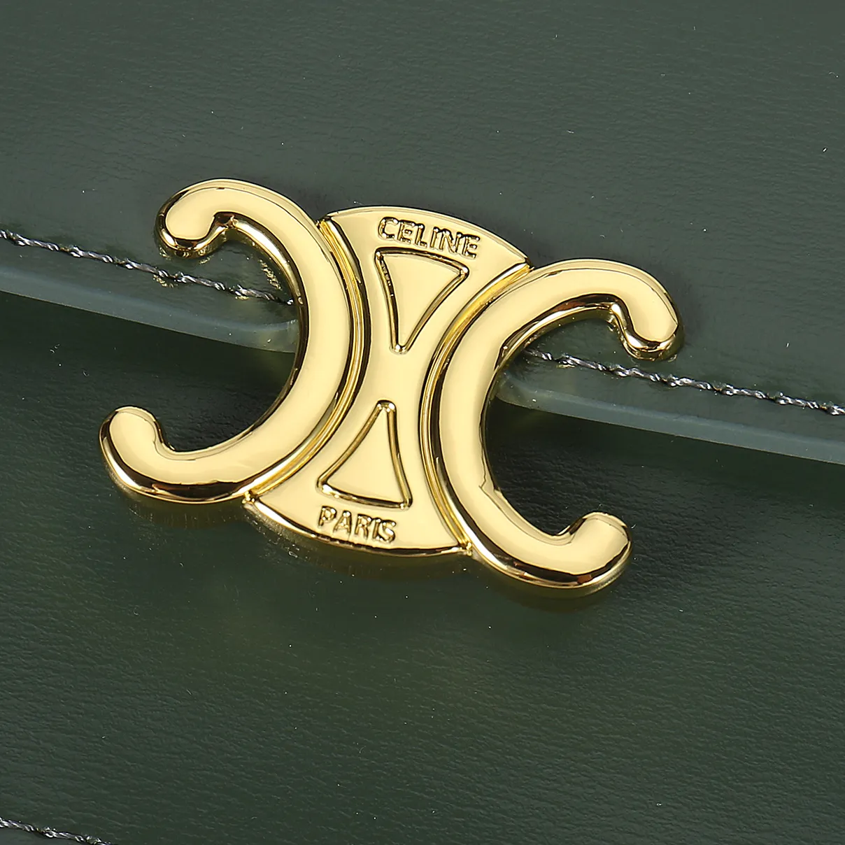 💰140, Celine's new chain TRIOMPHE business card bag, which can be worn cross-body, has a large cowhide surface with plain microfiber, gold-finished TRIOMPHE metal snap closure, 1 thickened main compartment, and 3 inner card slots. No.: 10N062 Size: 10.5x8.5x3 cm
