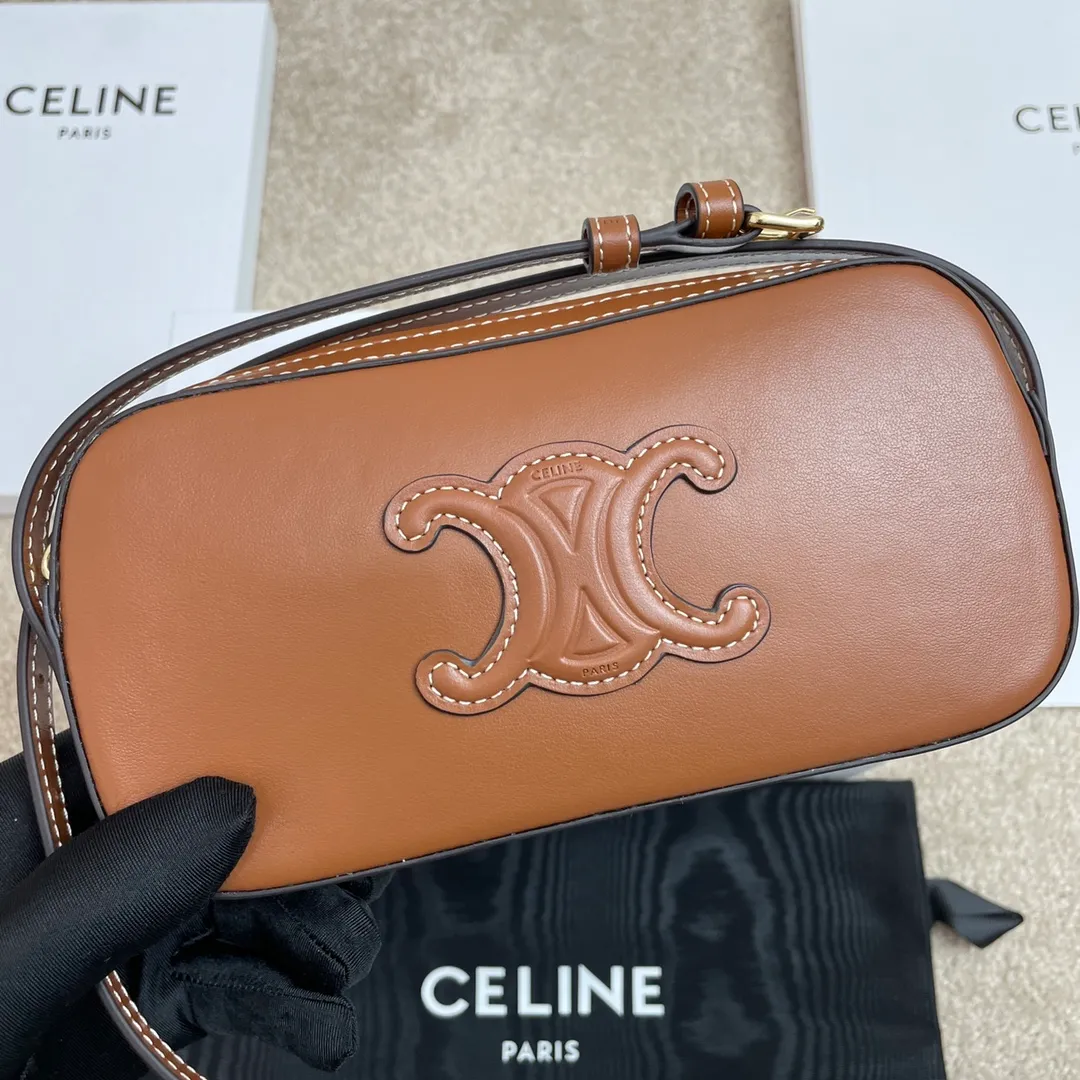 Mini/shoulder camera bag, armpit bag This model can hold larger smartphone models such as PLUS. Body cow leather. Lining cow leather/fabric. Suitable for shoulder or hand carry. Zipper lock. 1 main compartment. 1 flat pocket. Adjustable shoulder strap 6 inches long (16cm). Model: 10J582. Size: 20*10*3🌺🌺🌺