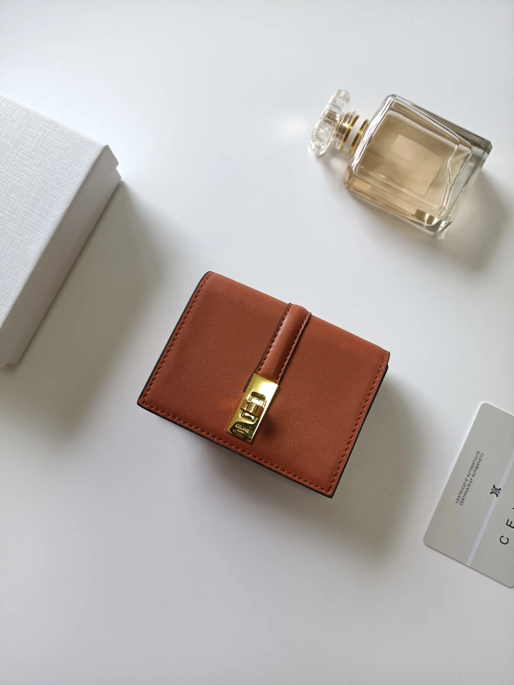 💰150, Celine's new card holder, TRIOMPHE flip card holder, classic pattern with plain microfiber inside, rotating lock closure, 1 thickened main compartment, 2 inner card slots. No.: 10M473 Size: 10.5x8.5x3 cm