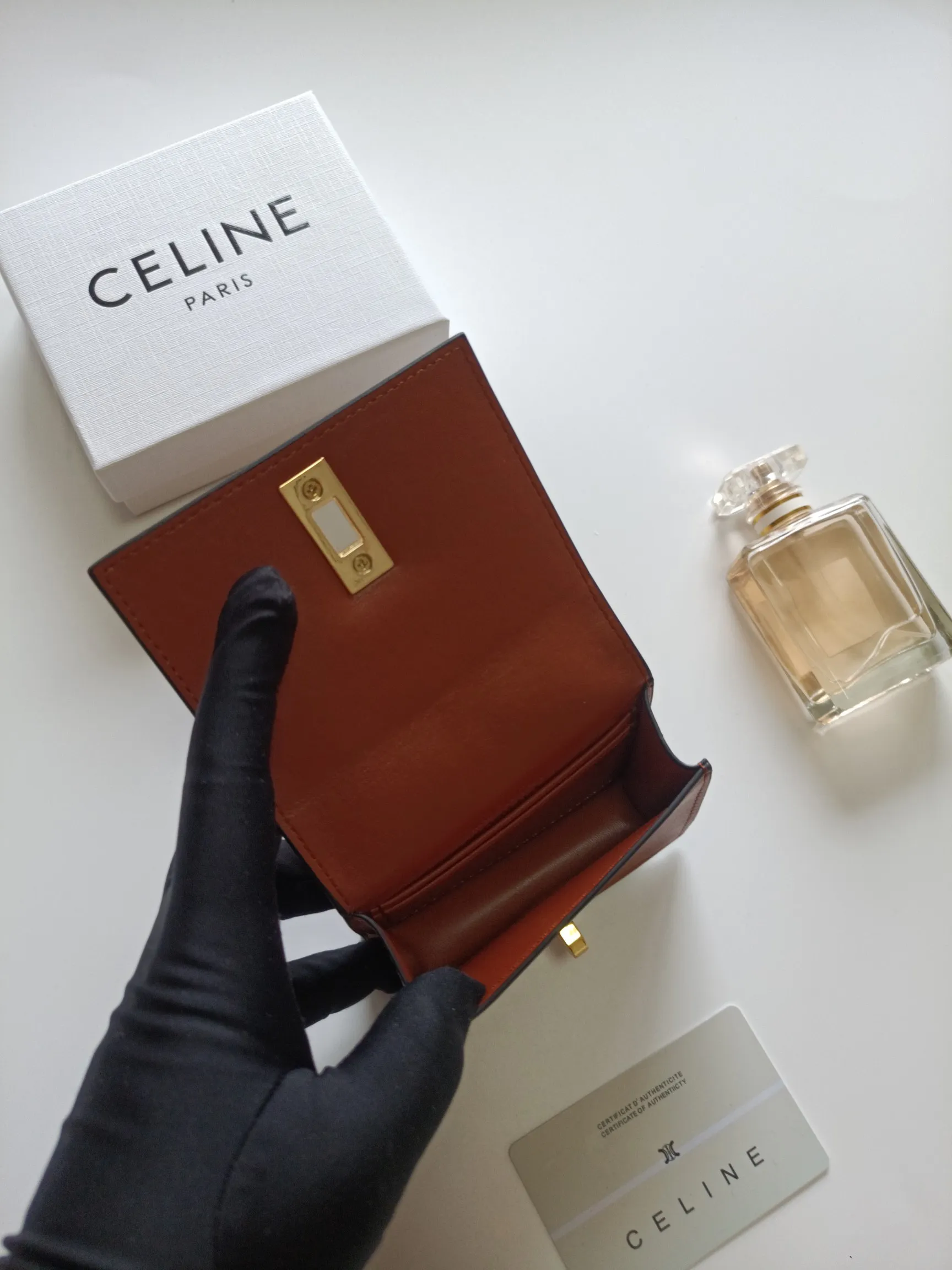 💰150, Celine's new card holder, TRIOMPHE flip card holder, classic pattern with plain microfiber inside, rotating lock closure, 1 thickened main compartment, 2 inner card slots. No.: 10M473 Size: 10.5x8.5x3 cm