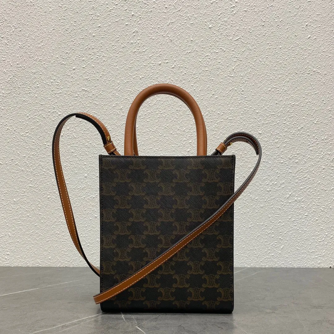 Triomphe Mini Tote 💯Comes with a little elf 〰️It’s simply not too cute. It’s an irresistible charm for all the beauties 🤳🏻Model No.: 193302 Material Yellow Crane Brown Size: 17-20-6