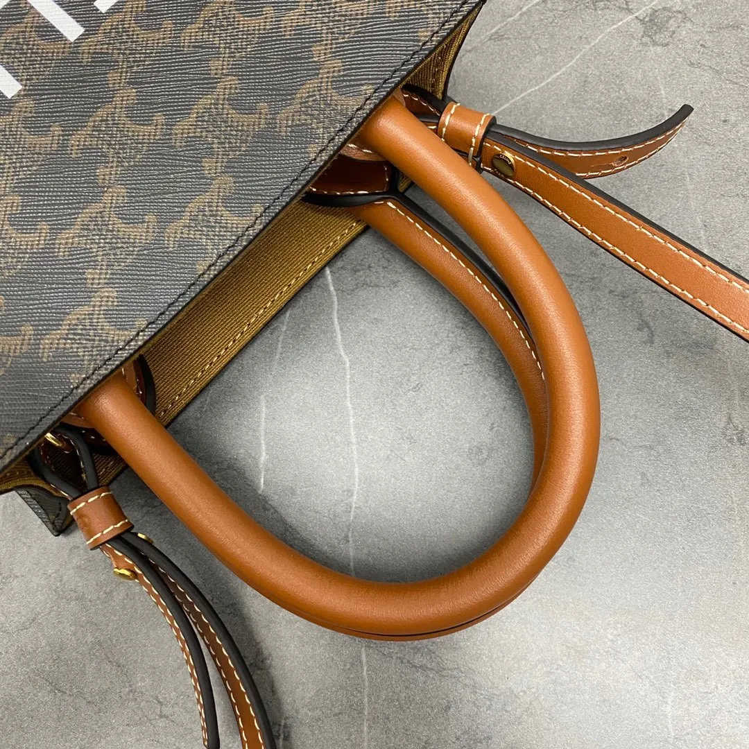 Triomphe Mini Tote 💯Comes with a little elf 〰️It’s simply not too cute. It’s an irresistible charm for all the beauties 🤳🏻Model No.: 193302 Material Yellow Crane Brown Size: 17-20-6