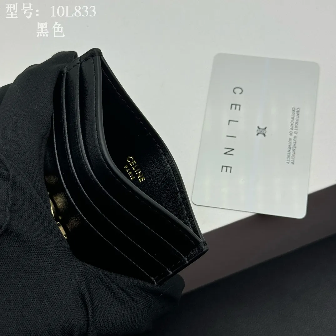 💰90 💎Top quality high version calf leather 💌 𝗖𝗘𝗟𝗜𝗡𝗘 | 𝗧𝗥𝗜𝗢𝗠𝗣𝗛𝗘 Arc de Triomphe small card holder 〰️ Celine's new embossed logo card holder, made of first-layer cowhide, two card slots + one middle pocket. Style number: 10L833 Size: 10.5×7cm