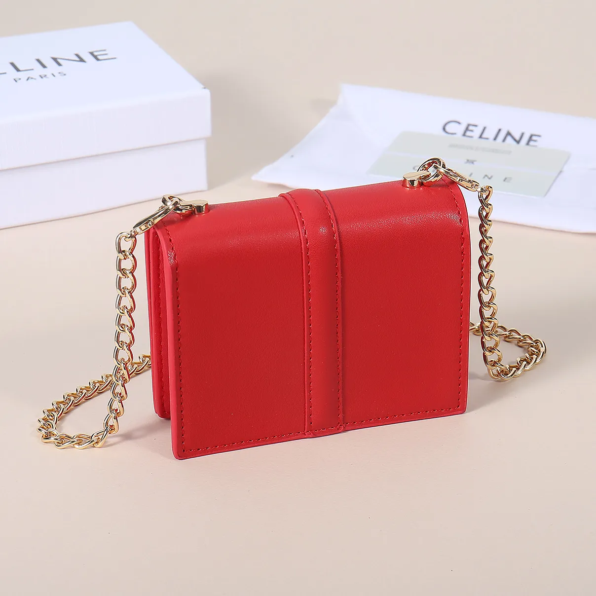 💰140, Celine’s latest chain card holder, TRIOMPHE flip chain card holder, can be worn cross-body, classic cowhide with plain microfiber interior, rotating lock closure, 1 thickened main compartment, 2 inner card slots. No.: 10M472 Size: 10.5x8.5x3 cm