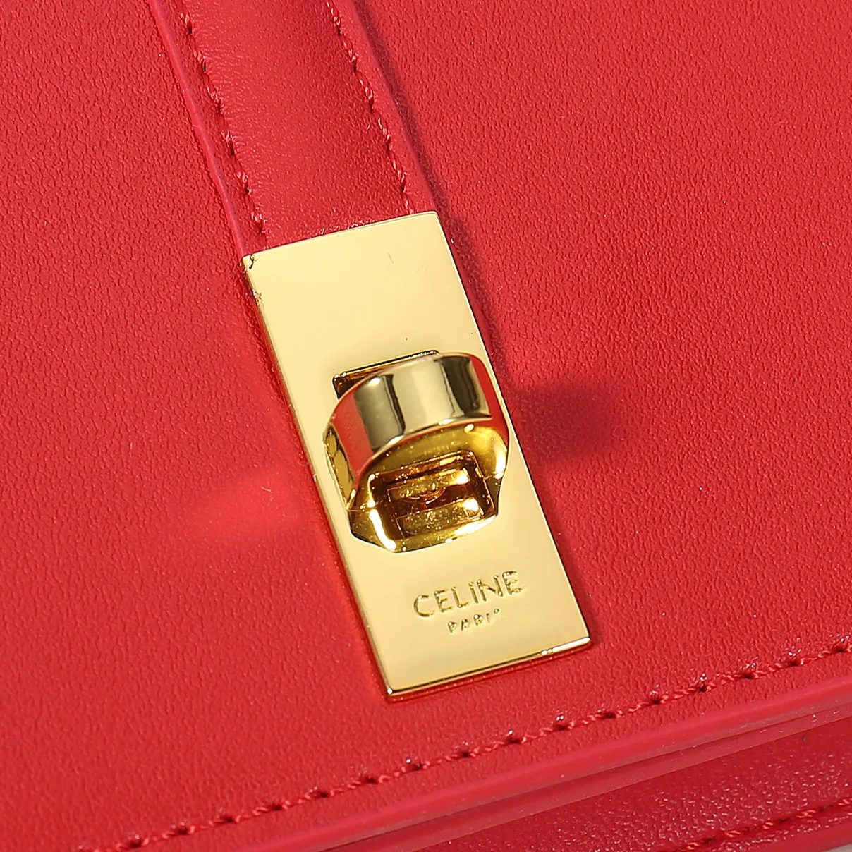 💰140, Celine’s latest chain card holder, TRIOMPHE flip chain card holder, can be worn cross-body, classic cowhide with plain microfiber interior, rotating lock closure, 1 thickened main compartment, 2 inner card slots. No.: 10M472 Size: 10.5x8.5x3 cm