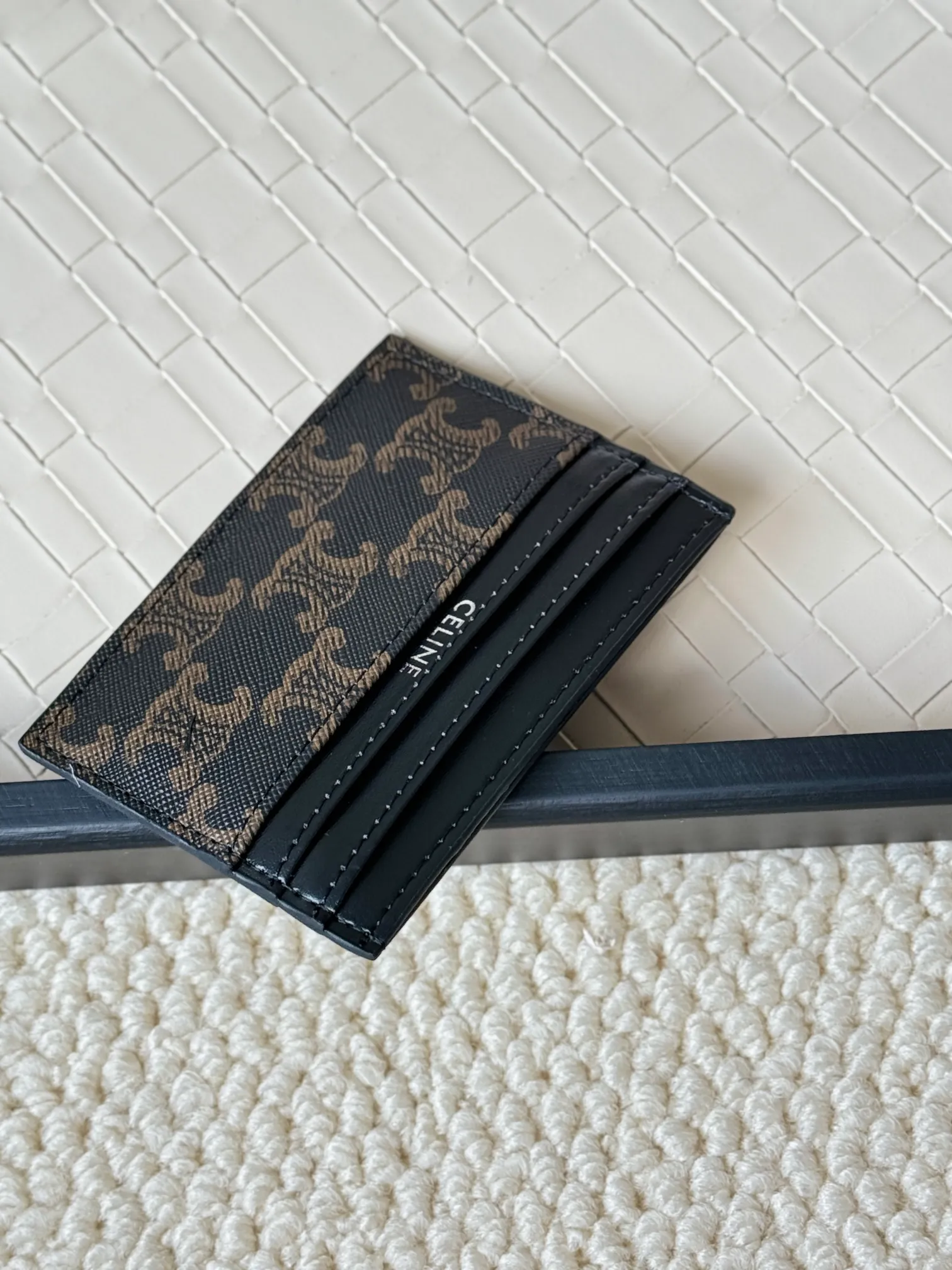 💰100 super mini card holder CELINE's new embossed logo card holder, made of first-layer cowhide, two card slots + one middle pocket Style number: 10L833 Size: 10.5×7cm