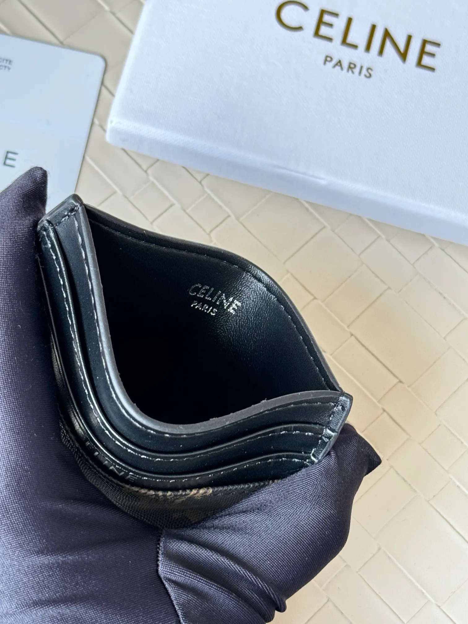 💰100 super mini card holder CELINE's new embossed logo card holder, made of first-layer cowhide, two card slots + one middle pocket Style number: 10L833 Size: 10.5×7cm