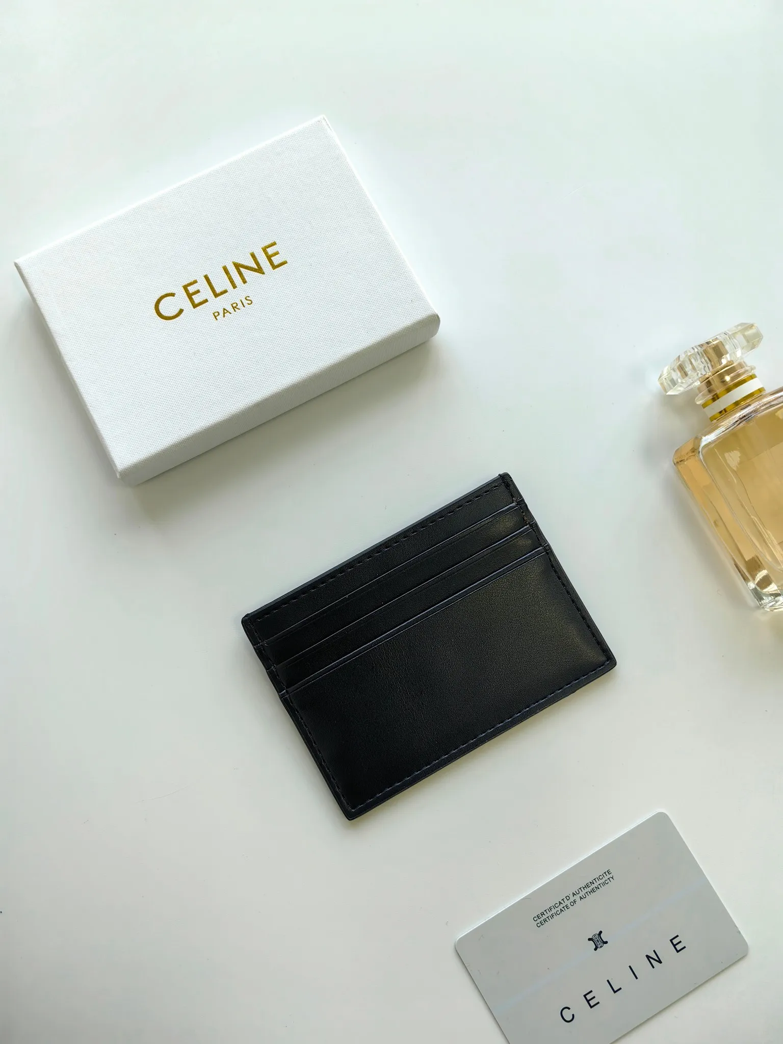 💰90💰CELINE's new embossed logo card holder, made of first-layer cowhide, two card slots + one middle pocket Style number: 10L833 Size: 10.5×7cm