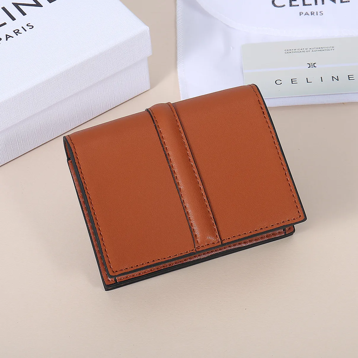 💰130, Celine's new card holder, TRIOMPHE flip card holder, large cowhide with plain microfiber interior, rotating lock closure, 1 thickened main compartment, 2 inner card slots. No.: 10M473 Size: 10.5x8.5x3 cm