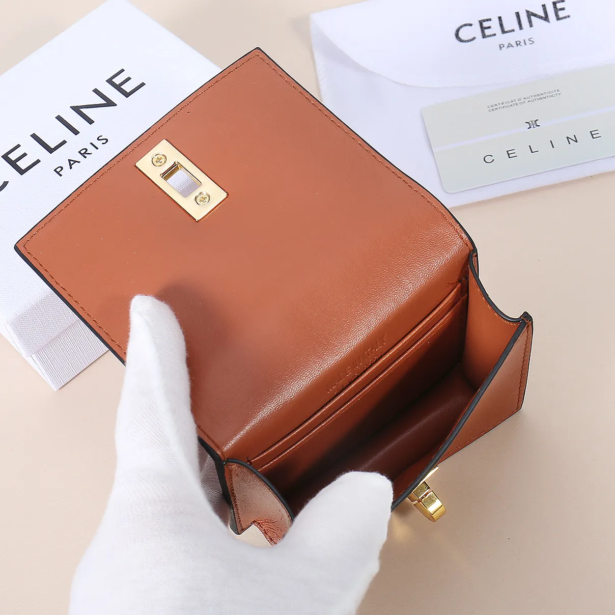 💰130, Celine's new card holder, TRIOMPHE flip card holder, large cowhide with plain microfiber interior, rotating lock closure, 1 thickened main compartment, 2 inner card slots. No.: 10M473 Size: 10.5x8.5x3 cm