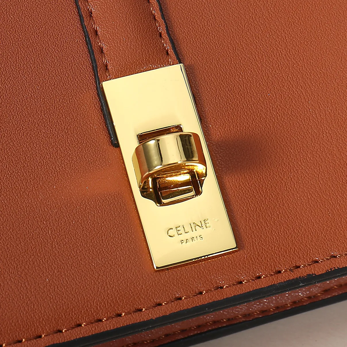 💰130, Celine's new card holder, TRIOMPHE flip card holder, large cowhide with plain microfiber interior, rotating lock closure, 1 thickened main compartment, 2 inner card slots. No.: 10M473 Size: 10.5x8.5x3 cm