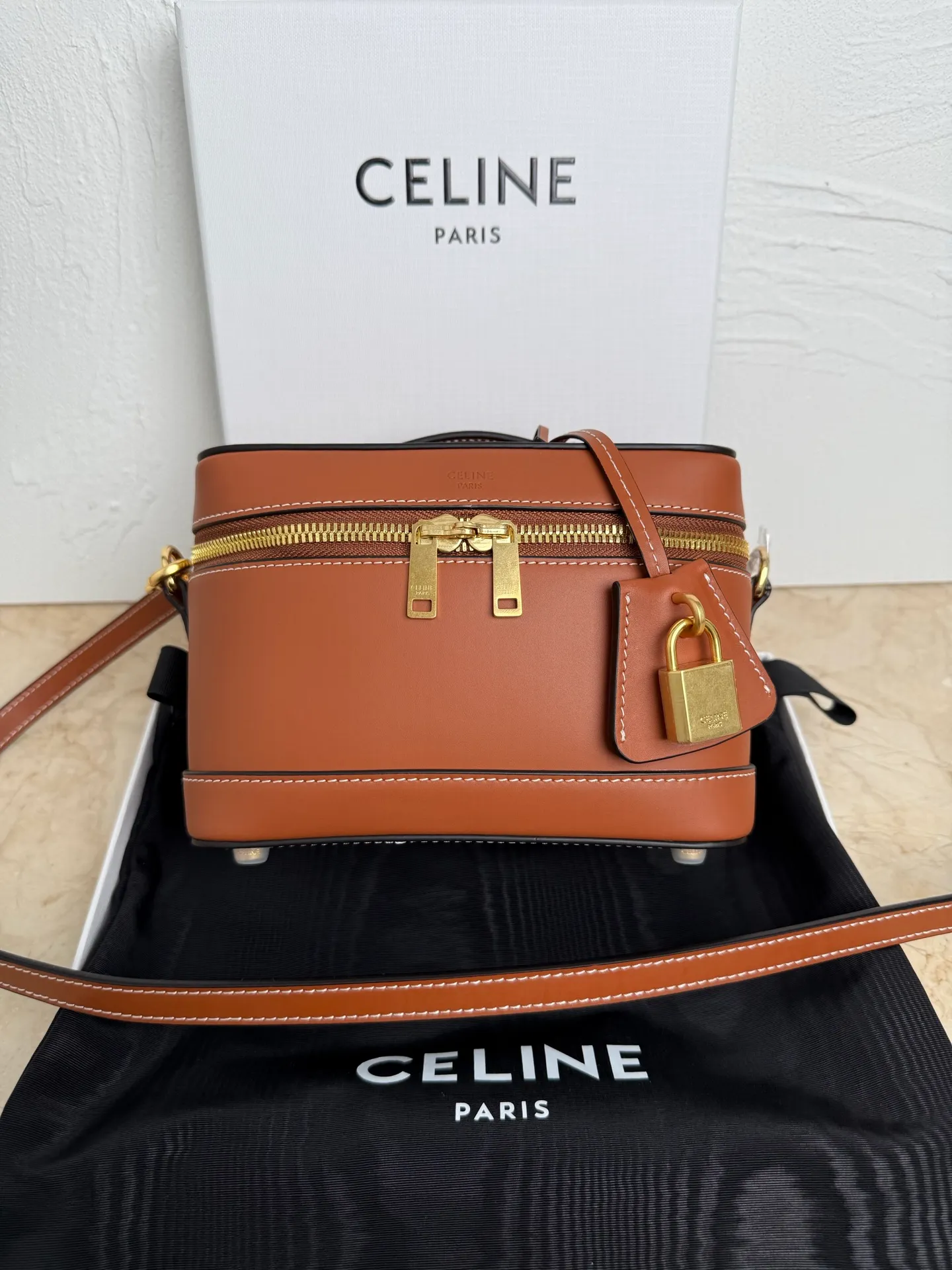 p1500 now ✔️ New product launched CE VANITY cosmetic bag 👛 This classic cosmetic bag is based on MAISON CE cosmetic bag. This season, it is new in the handbag series, and the size is very good. The cosmetic bag is practical, versatile and exquisite, and the name comes from its CE shape. CE VANITY launches natural calfskin for the first season, CE’s most noble original leather, with a strong texture and the ability to create a delicate and distinct structure! The chains of the Arc de Triomphe were inspired. Tan leather trim is a feature of CE TRIOMPHE CANVAS! 🔍Model: 119463 Size: 18x10x13cm