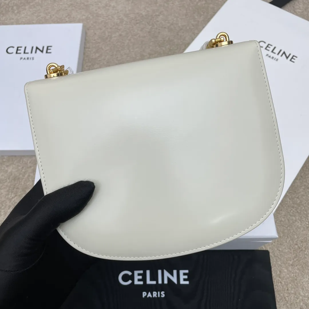 TEEN BESACE TRIOMPHE Chain Glossy Cow Leather Handbag The new Arc de Triomphe saddle bag Teen Besace is also so beautiful [Love] It is different from the previous square bag shape, the curved hem adds a touch of softness, it is also a little playful and cute, and the capacity is also very large. It can fit even pro and max ~ it looks great with skirts and formal wear! ! Cow leather, sheepskin lining, metal TRIOMPHE logo closure, 3 inner compartments, inner zip pocket and flat pocket Model: 110413A Size: 18.5 *16 *6 🌺🌺🌺