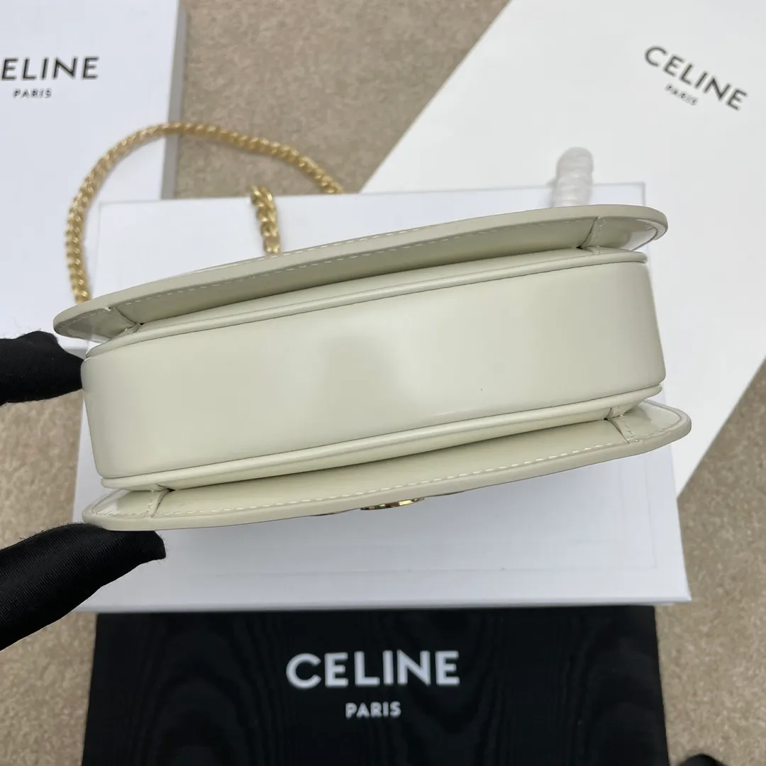 TEEN BESACE TRIOMPHE Chain Glossy Cow Leather Handbag The new Arc de Triomphe saddle bag Teen Besace is also so beautiful [Love] It is different from the previous square bag shape, the curved hem adds a touch of softness, it is also a little playful and cute, and the capacity is also very large. It can fit even pro and max ~ it looks great with skirts and formal wear! ! Cow leather, sheepskin lining, metal TRIOMPHE logo closure, 3 inner compartments, inner zip pocket and flat pocket Model: 110413A Size: 18.5 *16 *6 🌺🌺🌺