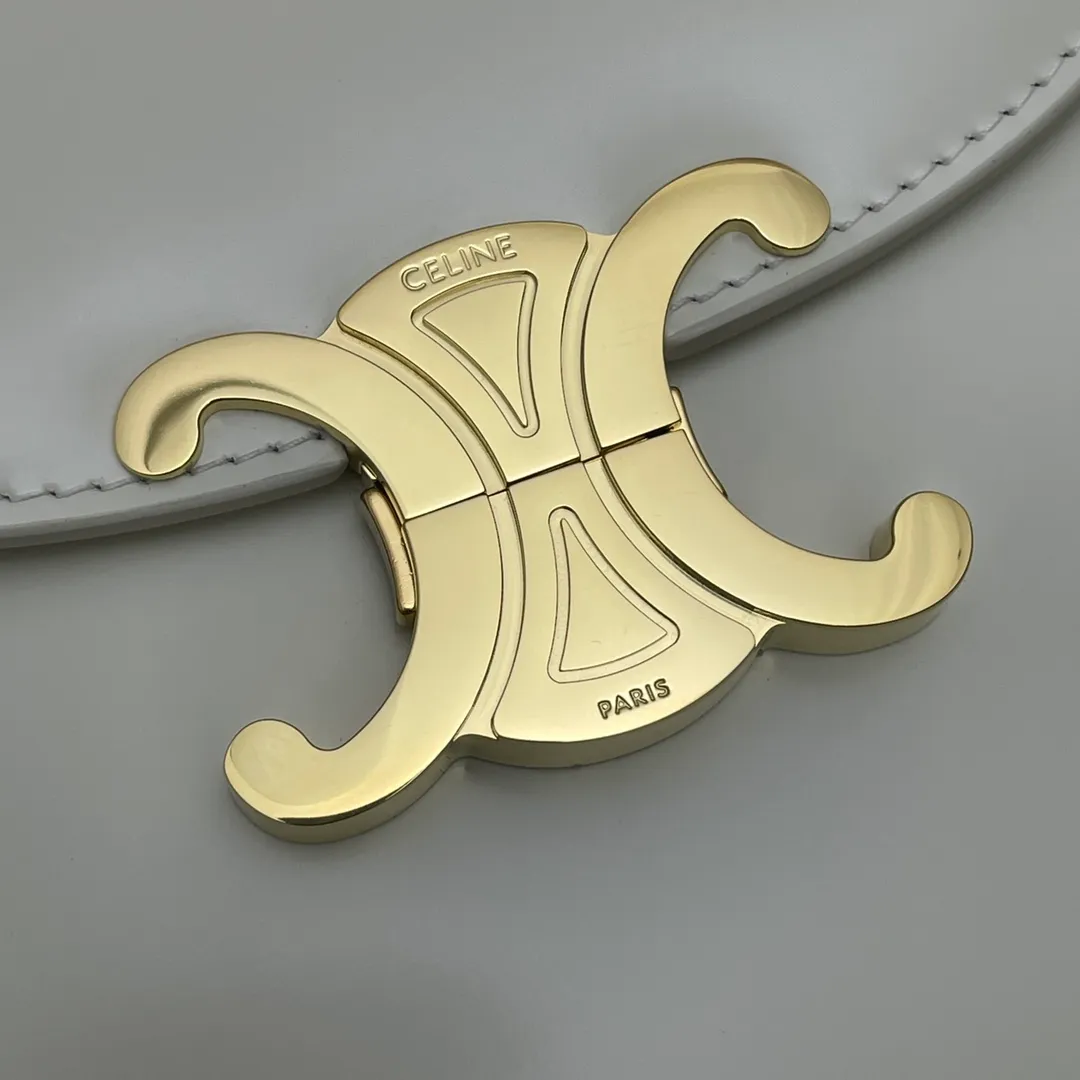 TEEN BESACE TRIOMPHE Chain Glossy Cow Leather Handbag The new Arc de Triomphe saddle bag Teen Besace is also so beautiful [Love] It is different from the previous square bag shape, the curved hem adds a touch of softness, it is also a little playful and cute, and the capacity is also very large. It can fit even pro and max ~ it looks great with skirts and formal wear! ! Cow leather, sheepskin lining, metal TRIOMPHE logo closure, 3 inner compartments, inner zip pocket and flat pocket Model: 110413A Size: 18.5 *16 *6 🌺🌺🌺