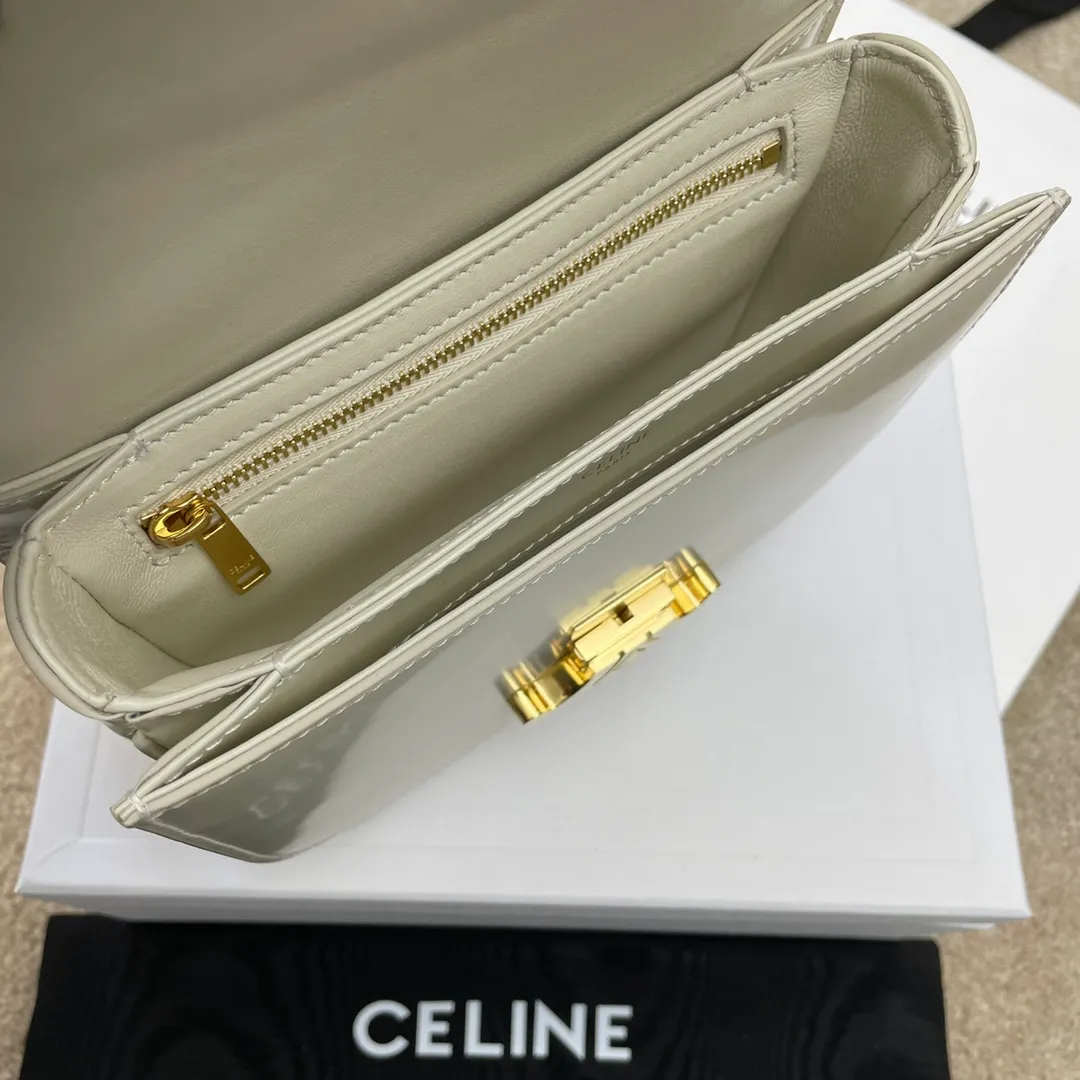 TEEN BESACE TRIOMPHE Chain Glossy Cow Leather Handbag The new Arc de Triomphe saddle bag Teen Besace is also so beautiful [Love] It is different from the previous square bag shape, the curved hem adds a touch of softness, it is also a little playful and cute, and the capacity is also very large. It can fit even pro and max ~ it looks great with skirts and formal wear! ! Cow leather, sheepskin lining, metal TRIOMPHE logo closure, 3 inner compartments, inner zip pocket and flat pocket Model: 110413A Size: 18.5 *16 *6 🌺🌺🌺