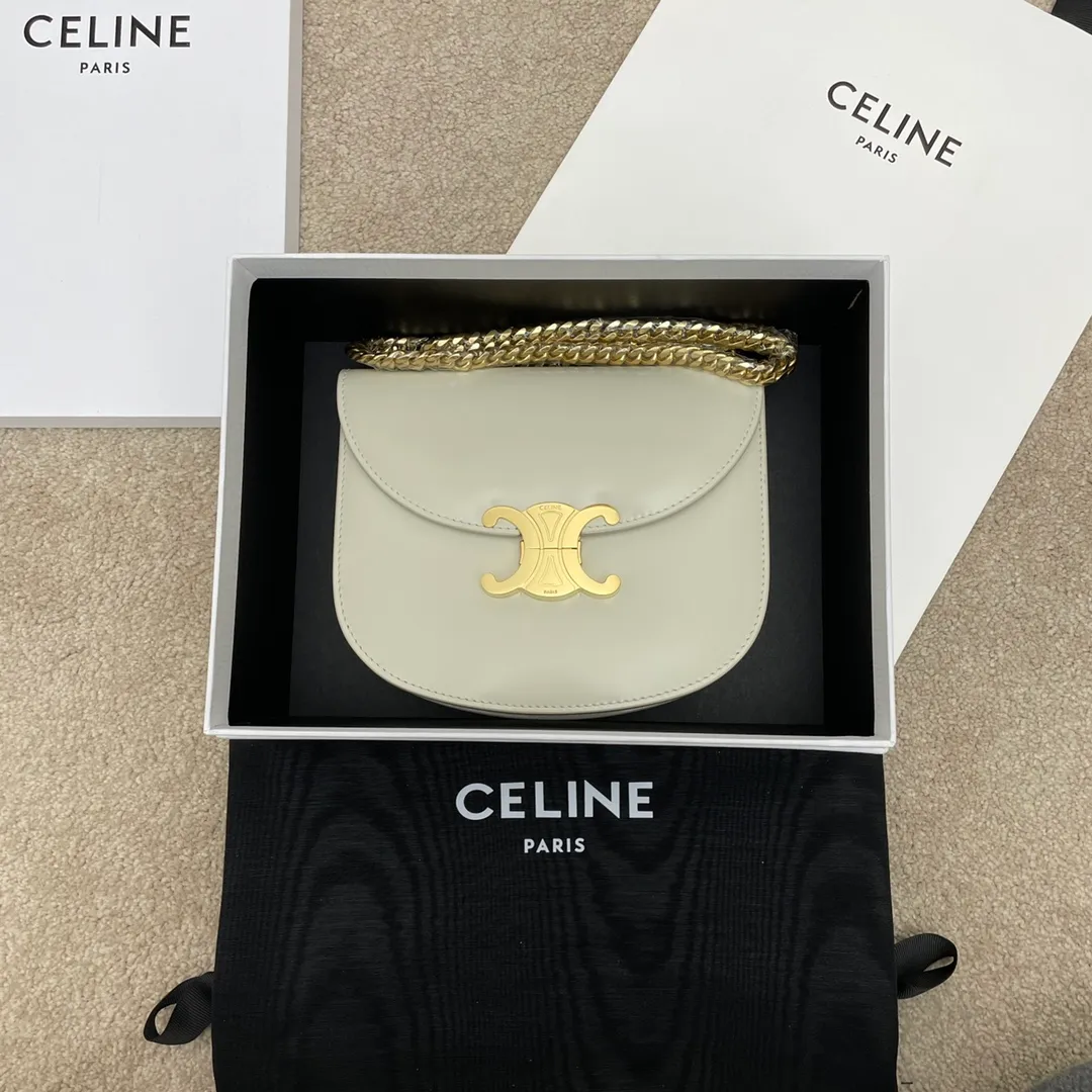 TEEN BESACE TRIOMPHE Chain Glossy Cow Leather Handbag The new Arc de Triomphe saddle bag Teen Besace is also so beautiful [Love] It is different from the previous square bag shape, the curved hem adds a touch of softness, it is also a little playful and cute, and the capacity is also very large. It can fit even pro and max ~ it looks great with skirts and formal wear! ! Cow leather, sheepskin lining, metal TRIOMPHE logo closure, 3 inner compartments, inner zip pocket and flat pocket Model: 110413A Size: 18.5 *16 *6 🌺🌺🌺