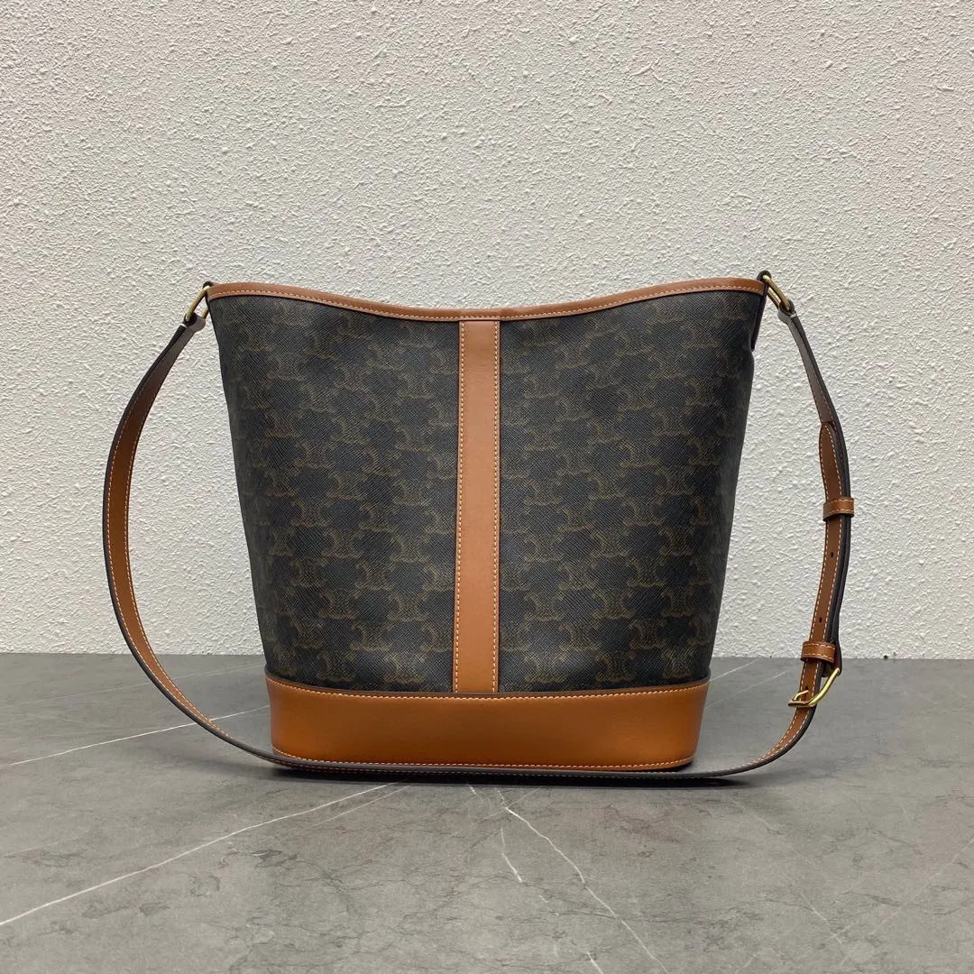TRIOMPHE FOLCO autumn and winter items A series of classic presbyopia, the classics are still classic, but not outdated. The space is large enough. The material is wear-resistant. Style number: 191132 Coffee medium size: 33×27×18