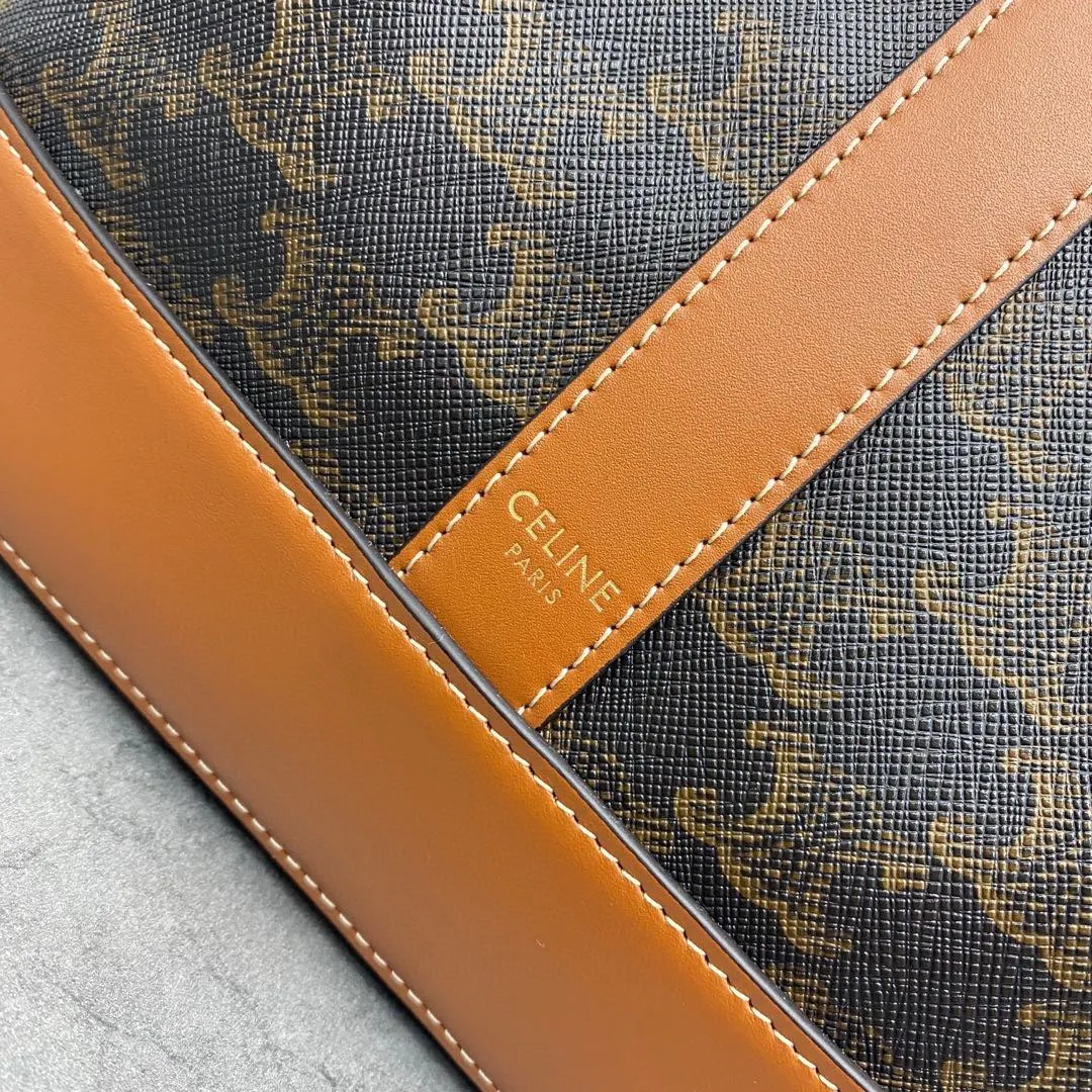 TRIOMPHE FOLCO autumn and winter items A series of classic presbyopia, the classics are still classic, but not outdated. The space is large enough. The material is wear-resistant. Style number: 191132 Coffee medium size: 33×27×18