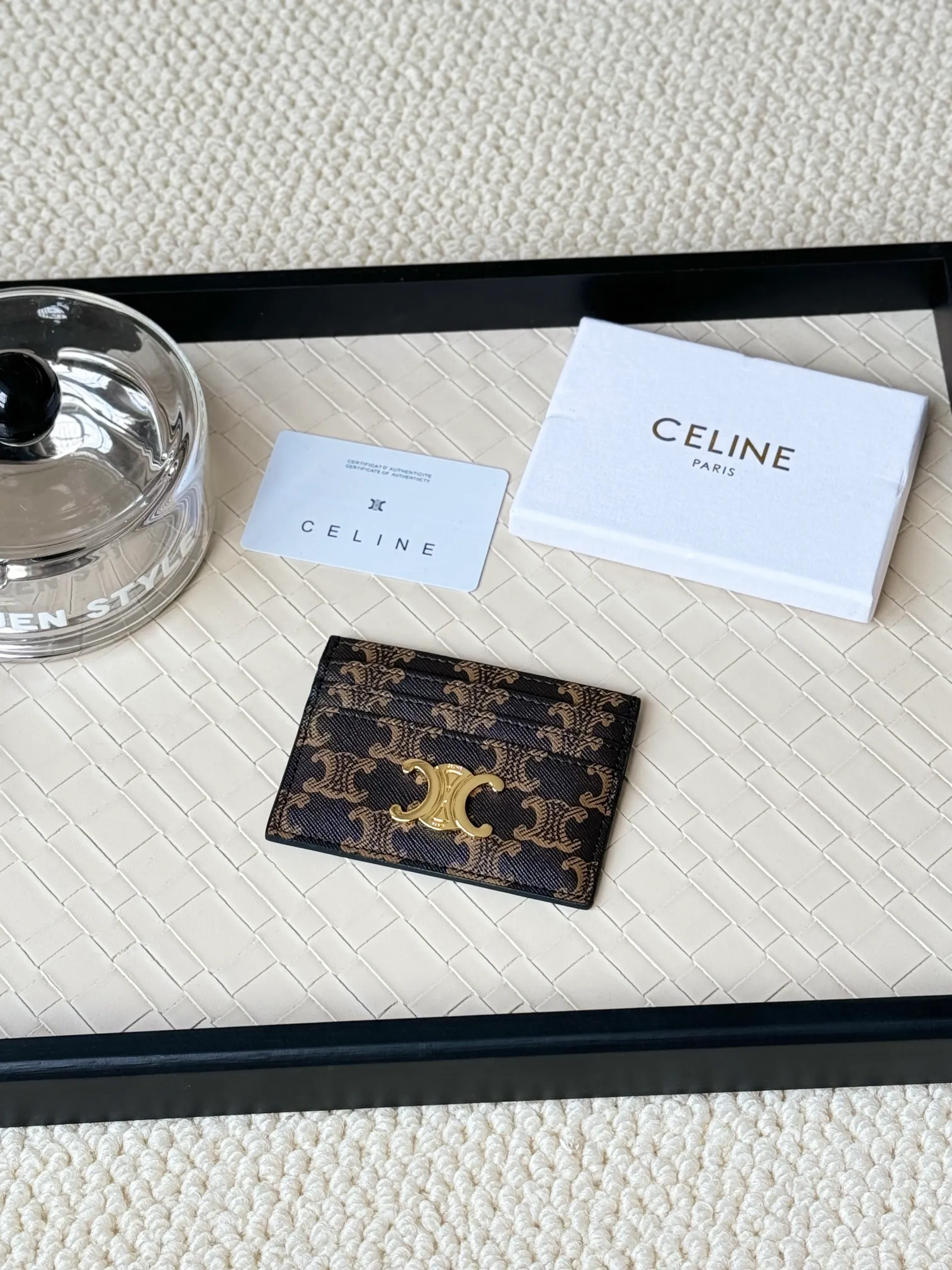 💰100 super mini card holder CELINE's new embossed logo card holder, made of first-layer cowhide, two card slots + one middle pocket Style number: 10L833 Size: 10.5×7cm