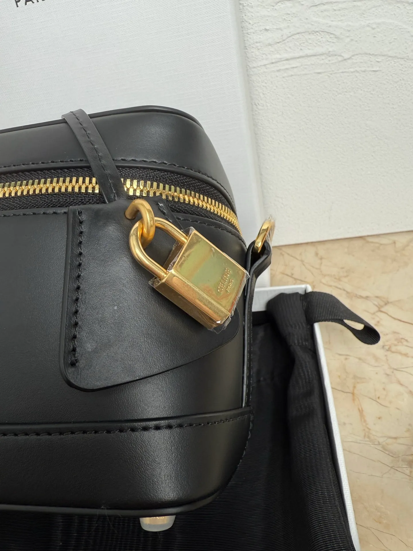 p1500 now ✔️ New product launched CE VANITY cosmetic bag 👛 This classic cosmetic bag is based on MAISON CE cosmetic bag. This season, it is new in the handbag series, and the size is very good. The cosmetic bag is practical, versatile and exquisite, and the name comes from its CE shape. CE VANITY launches natural calfskin for the first season, CE’s most noble original leather, with a strong texture and the ability to create a delicate and distinct structure! The chains of the Arc de Triomphe were inspired. Tan leather trim is a feature of CE TRIOMPHE CANVAS! 🔍Model: 119463 Size: 18x10x13cm