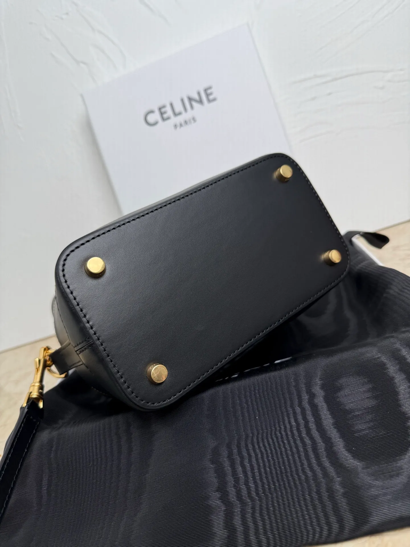 p1500 now ✔️ New product launched CE VANITY cosmetic bag 👛 This classic cosmetic bag is based on MAISON CE cosmetic bag. This season, it is new in the handbag series, and the size is very good. The cosmetic bag is practical, versatile and exquisite, and the name comes from its CE shape. CE VANITY launches natural calfskin for the first season, CE’s most noble original leather, with a strong texture and the ability to create a delicate and distinct structure! The chains of the Arc de Triomphe were inspired. Tan leather trim is a feature of CE TRIOMPHE CANVAS! 🔍Model: 119463 Size: 18x10x13cm