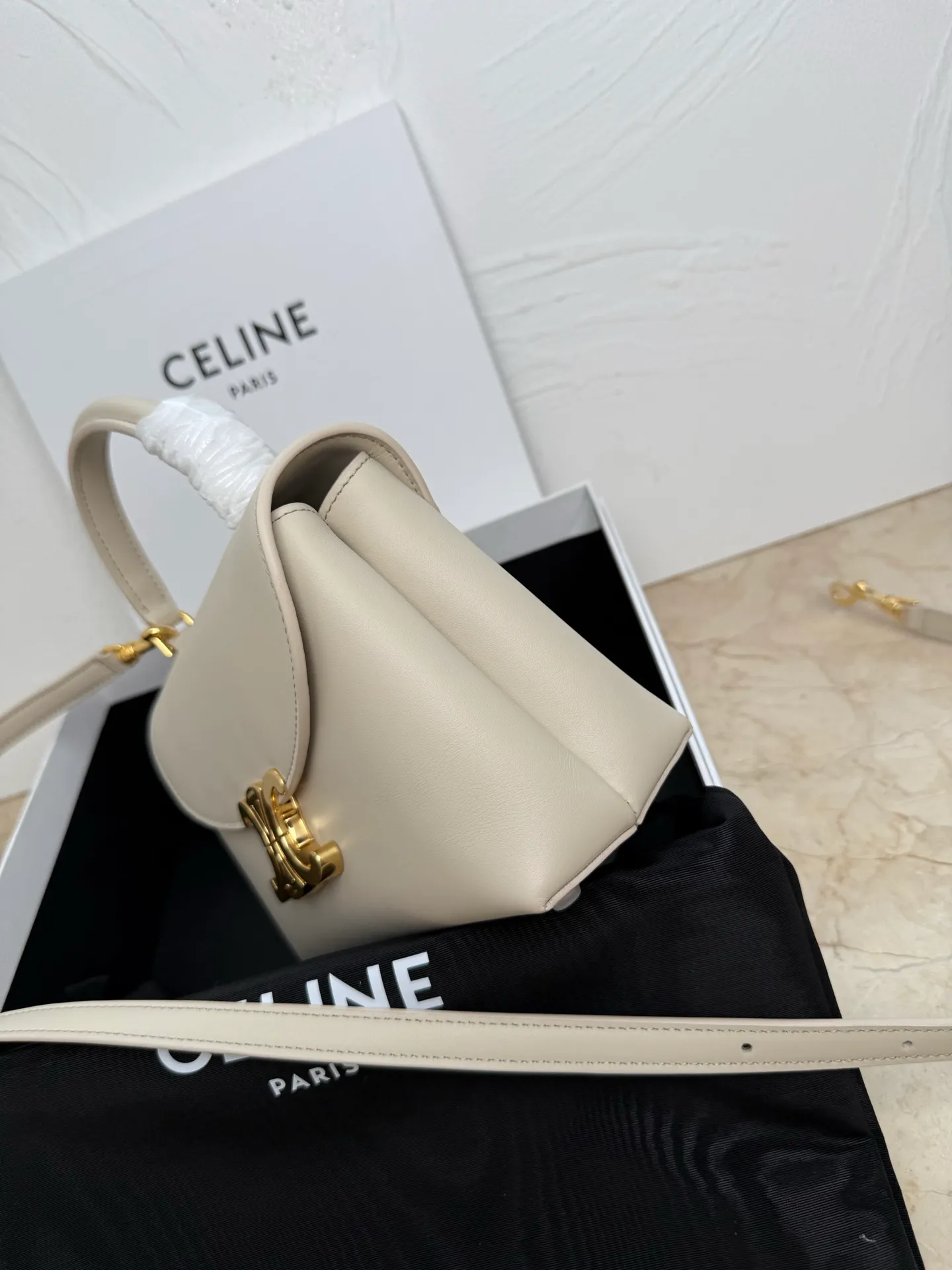 p1500 new product online 🅰️🅰️CE Arc de Triomphe kelly handbag 👜 The new Arc de Triomphe storage bag is full of high-end feeling! Simple and exquisite outline, whether it is calm black, low-key brown, classic presbyopia color scheme, etc... all exude an unparalleled sense of luxury ❤️ The lines of kelly's classic shape are simple and elegant, without unnecessary decoration, showing the aesthetic charm🫶🏻 Style number: 118113 Size: 20.5x13x8 (with original packaging)