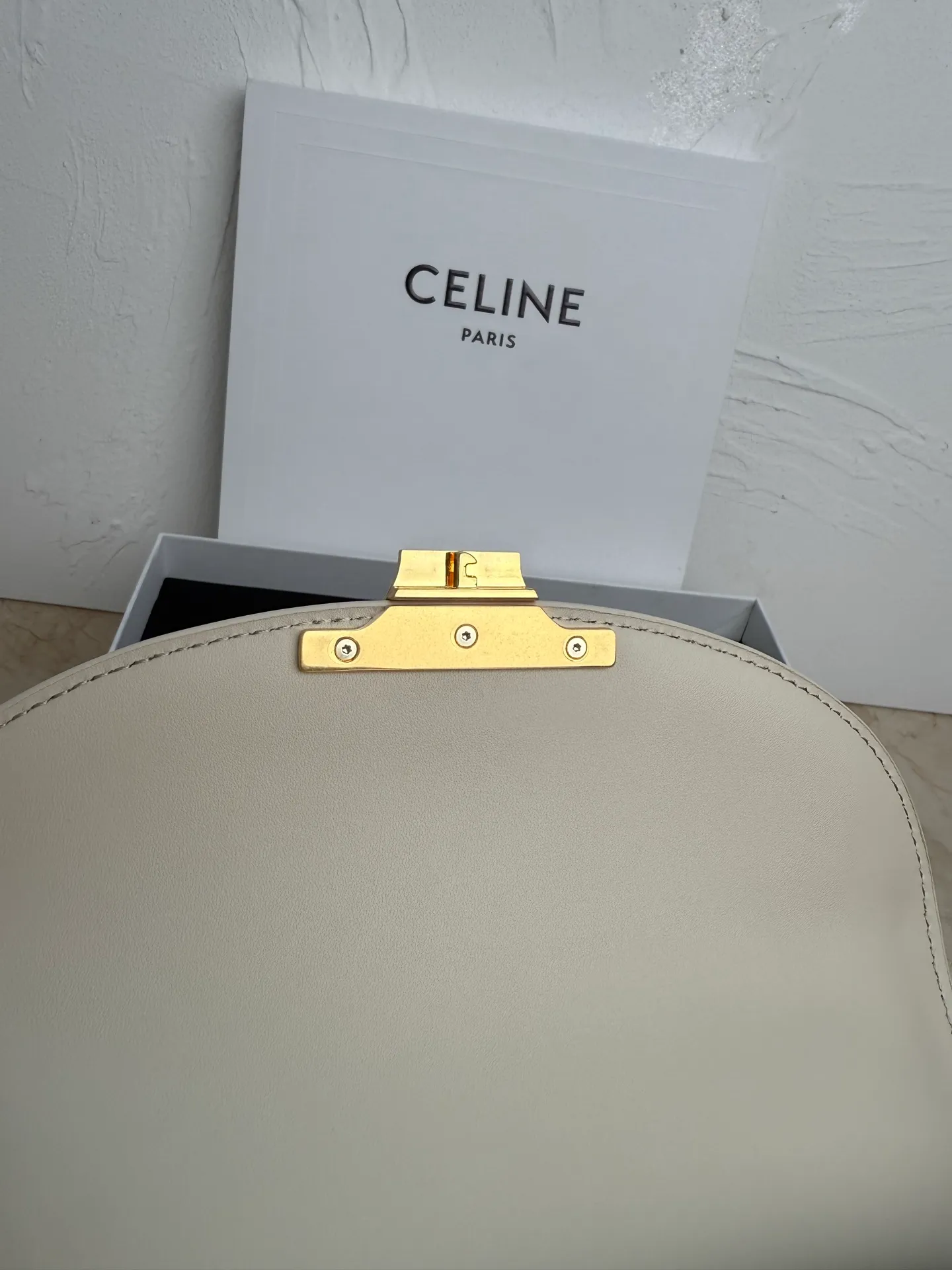 p1500 new product online 🅰️🅰️CE Arc de Triomphe kelly handbag 👜 The new Arc de Triomphe storage bag is full of high-end feeling! Simple and exquisite outline, whether it is calm black, low-key brown, classic presbyopia color scheme, etc... all exude an unparalleled sense of luxury ❤️ The lines of kelly's classic shape are simple and elegant, without unnecessary decoration, showing the aesthetic charm🫶🏻 Style number: 118113 Size: 20.5x13x8 (with original packaging)
